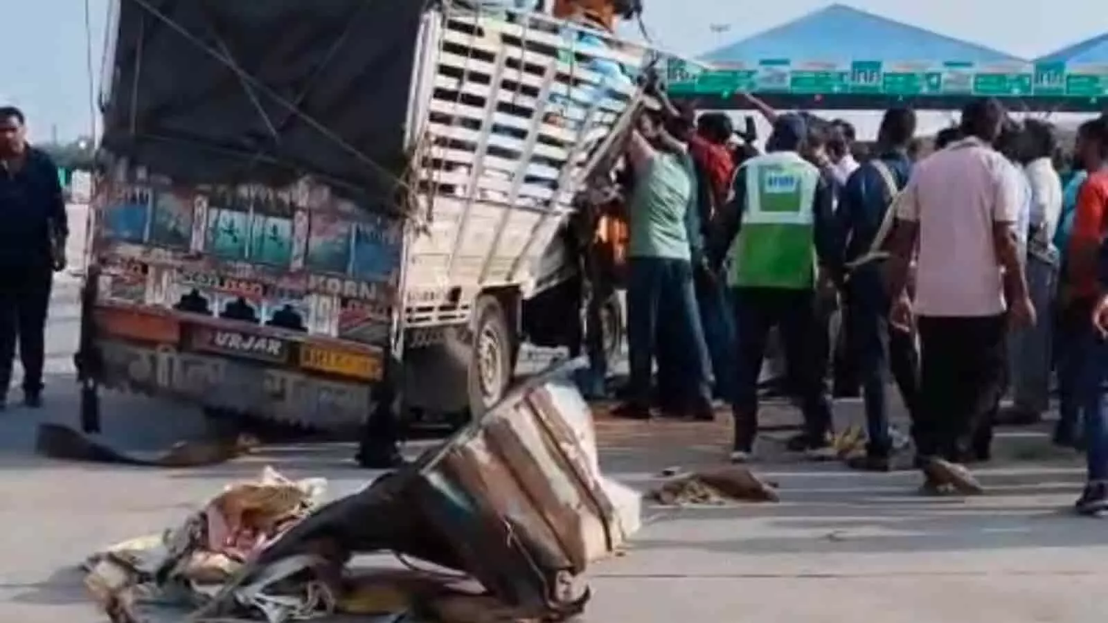 तस्वीर में एनएच-48 पर दुर्घटनाग्रस्त पिकअप को हाइड्रा क्रेन से हटाते लोग और भीड़ दिखाई दे रही है। तस्वीर में एनएच-48 पर दुर्घटनाग्रस्त पिकअप को हाइड्रा क्रेन से हटाते लोग और भीड़ दिखाई दे रही है।