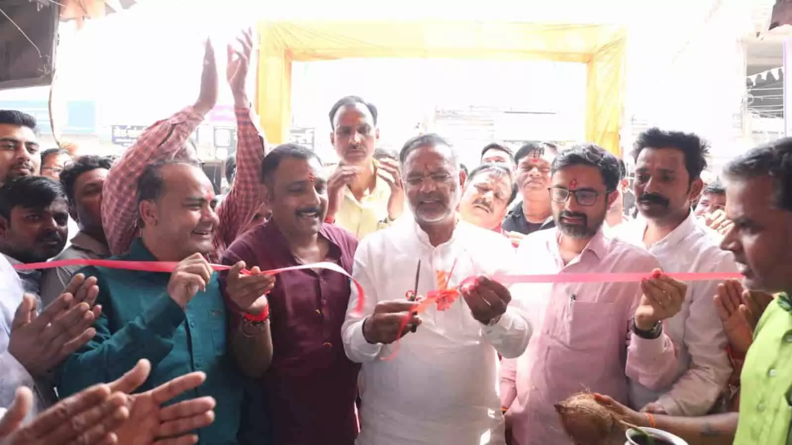 सांगोद में भाजपा के मुख्य चुनाव कार्यालय का फीता काटते ऊर्जा मंत्री हीरालाल नागर। सांगोद में भाजपा के मुख्य चुनाव कार्यालय का फीता काटते ऊर्जा मंत्री हीरालाल नागर।