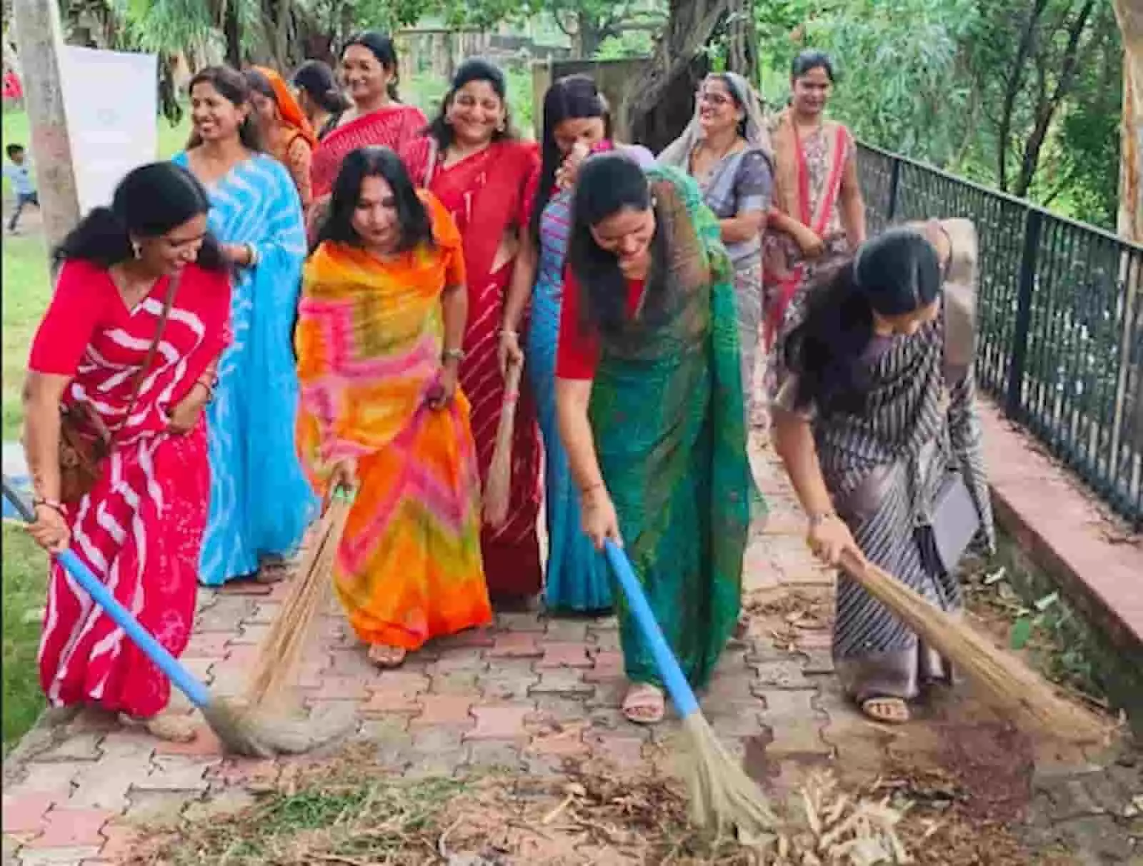 तस्वीर में महिलाएं कोटा के मंदिर परिसर में झाड़ू लगाकर सफाई करती हुई दिखाई दे रही हैं। तस्वीर में महिलाएं कोटा के मंदिर परिसर में झाड़ू लगाकर सफाई करती हुई दिखाई दे रही हैं।