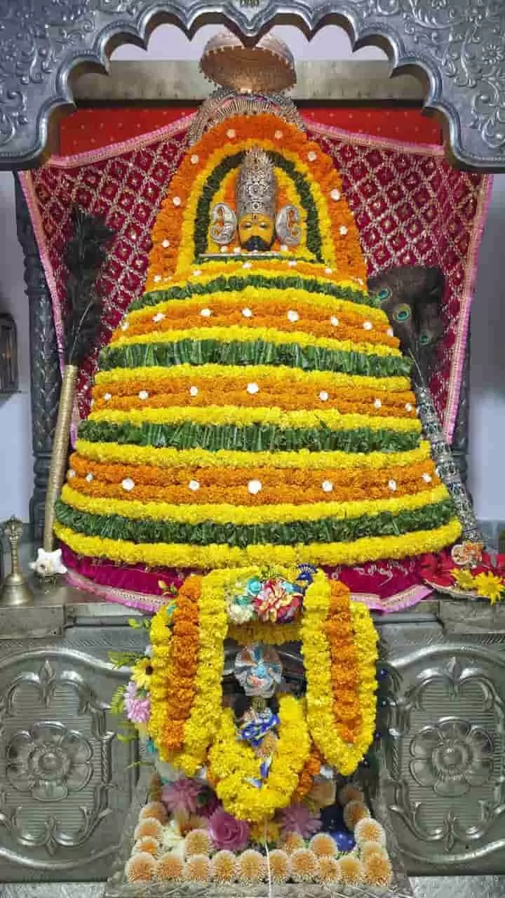 काशीपुरी धाम स्थित श्री श्याम मंदिर में फूलों से सजा हुआ बाबा श्याम का दरबार। काशीपुरी धाम स्थित श्री श्याम मंदिर में फूलों से सजा हुआ बाबा श्याम का दरबार।