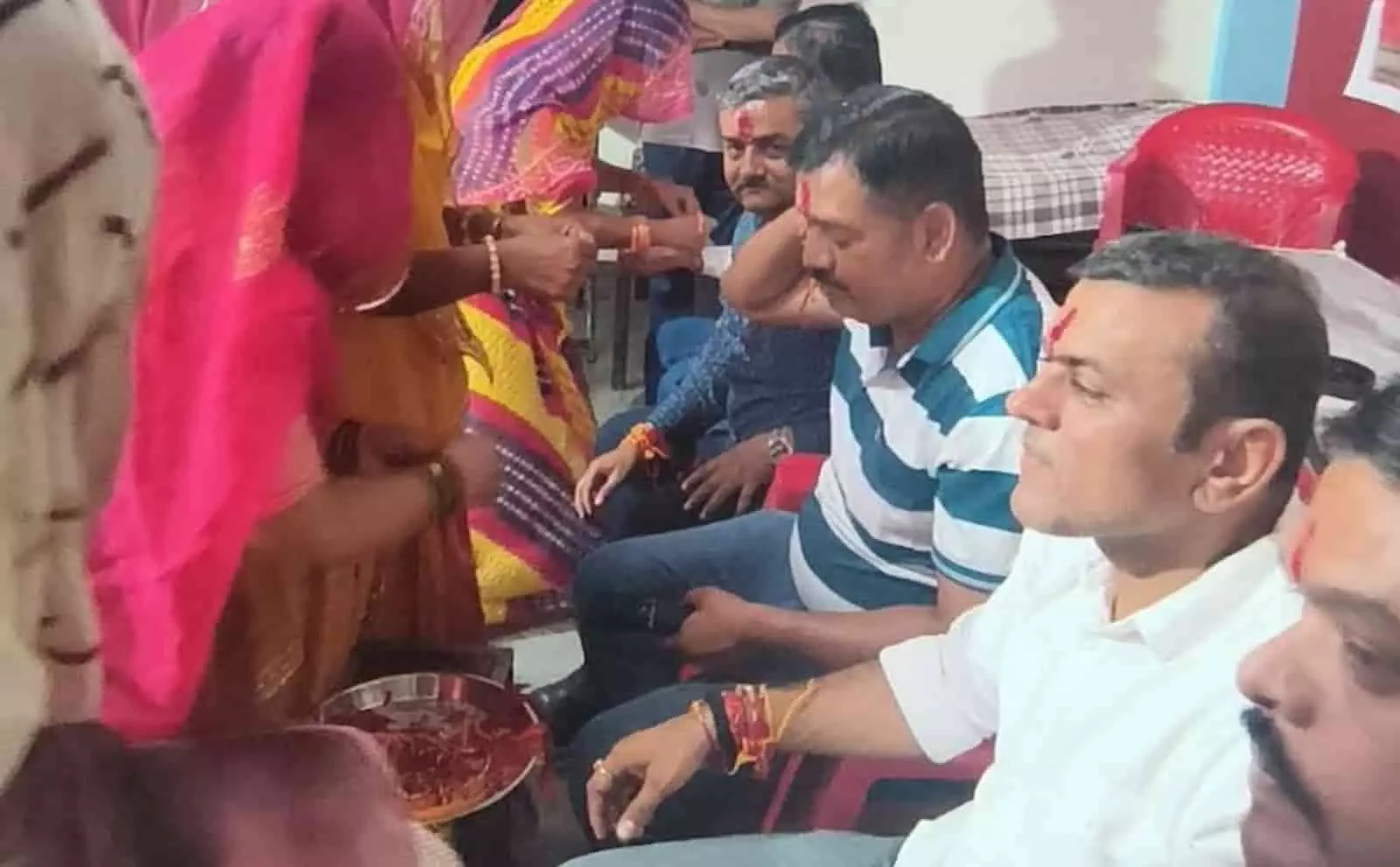 तस्वीर में महिलाएं रक्षाबंधन के अवसर पर कोटा में पुरुषों को राखी बांधती दिख रही हैं। तस्वीर में महिलाएं रक्षाबंधन के अवसर पर कोटा में पुरुषों को राखी बांधती दिख रही हैं।