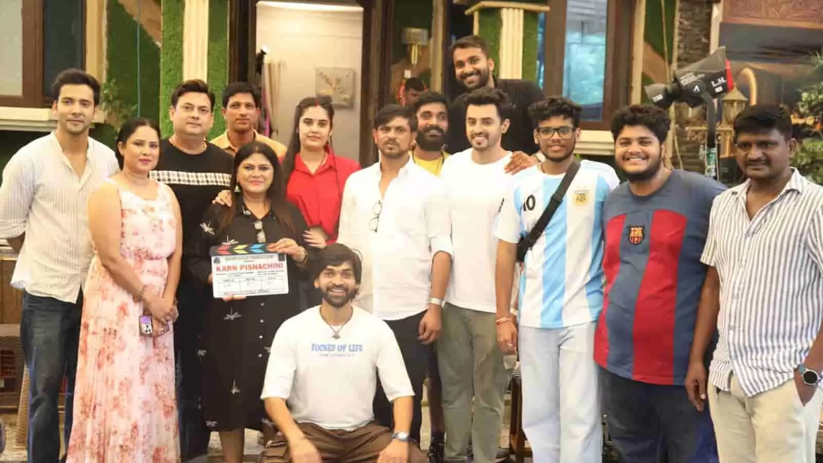 तस्वीर में मुंबई में शौर्य वीर प्रोडक्शन की वेब सीरीज कर्ण पिशाचिनी के लॉन्च पर निर्देशक और कलाकार नजर आ रहे हैं। तस्वीर में मुंबई में शौर्य वीर प्रोडक्शन की वेब सीरीज कर्ण पिशाचिनी के लॉन्च पर निर्देशक और कलाकार नजर आ रहे हैं।