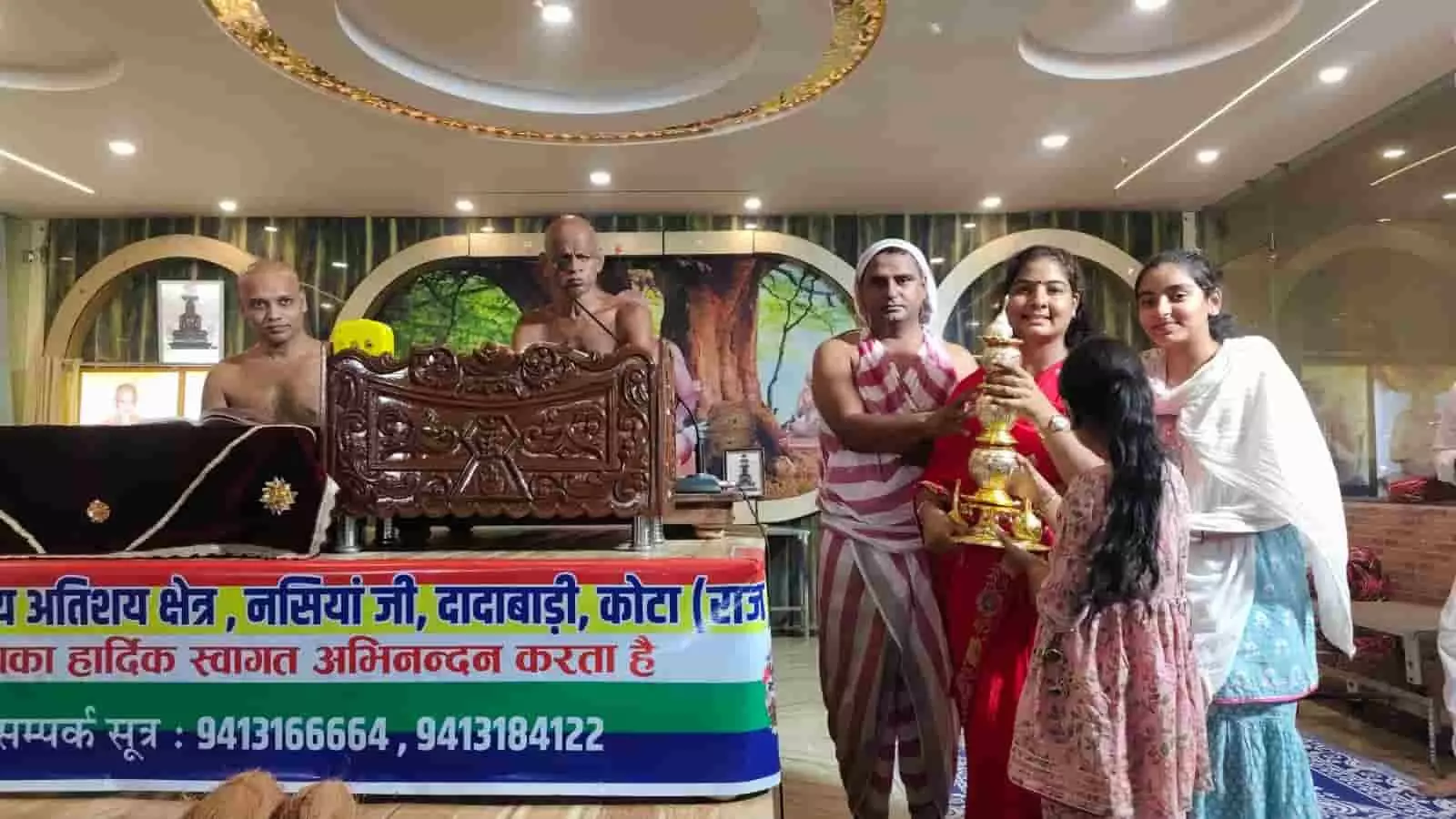 तस्वीर में कोटा के नसियाजी दादाबाड़ी में मुनिश्री योगसागर जी महाराज और श्रद्धालु नजर आ रहे हैं। तस्वीर में कोटा के नसियाजी दादाबाड़ी में मुनिश्री योगसागर जी महाराज और श्रद्धालु नजर आ रहे हैं।