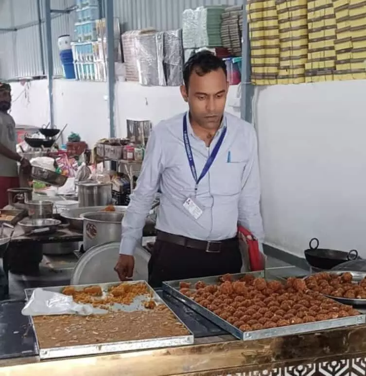 तस्वीर में खाद्य सुरक्षा अधिकारी बनेड़ा की मिठाई दुकान पर खाद्य सामग्री की जांच कर रहे हैं। तस्वीर में खाद्य सुरक्षा अधिकारी बनेड़ा की मिठाई दुकान पर खाद्य सामग्री की जांच कर रहे हैं।