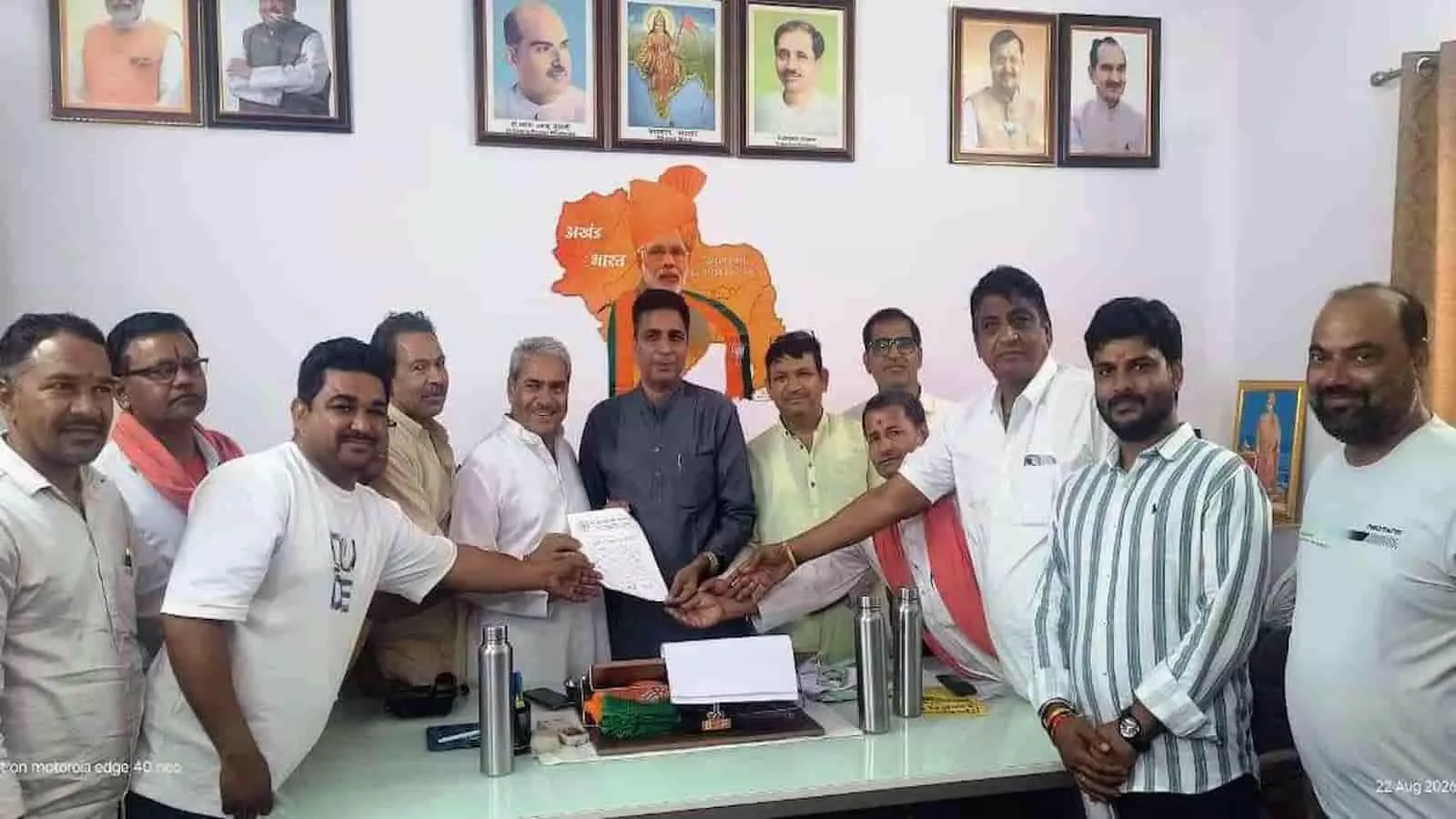 माली महासभा का प्रतिनिधिमंडल जिलाध्यक्षों को मांग पत्र सौंपता हुआ दिख रहा है। माली महासभा का प्रतिनिधिमंडल जिलाध्यक्षों को मांग पत्र सौंपता हुआ दिख रहा है।