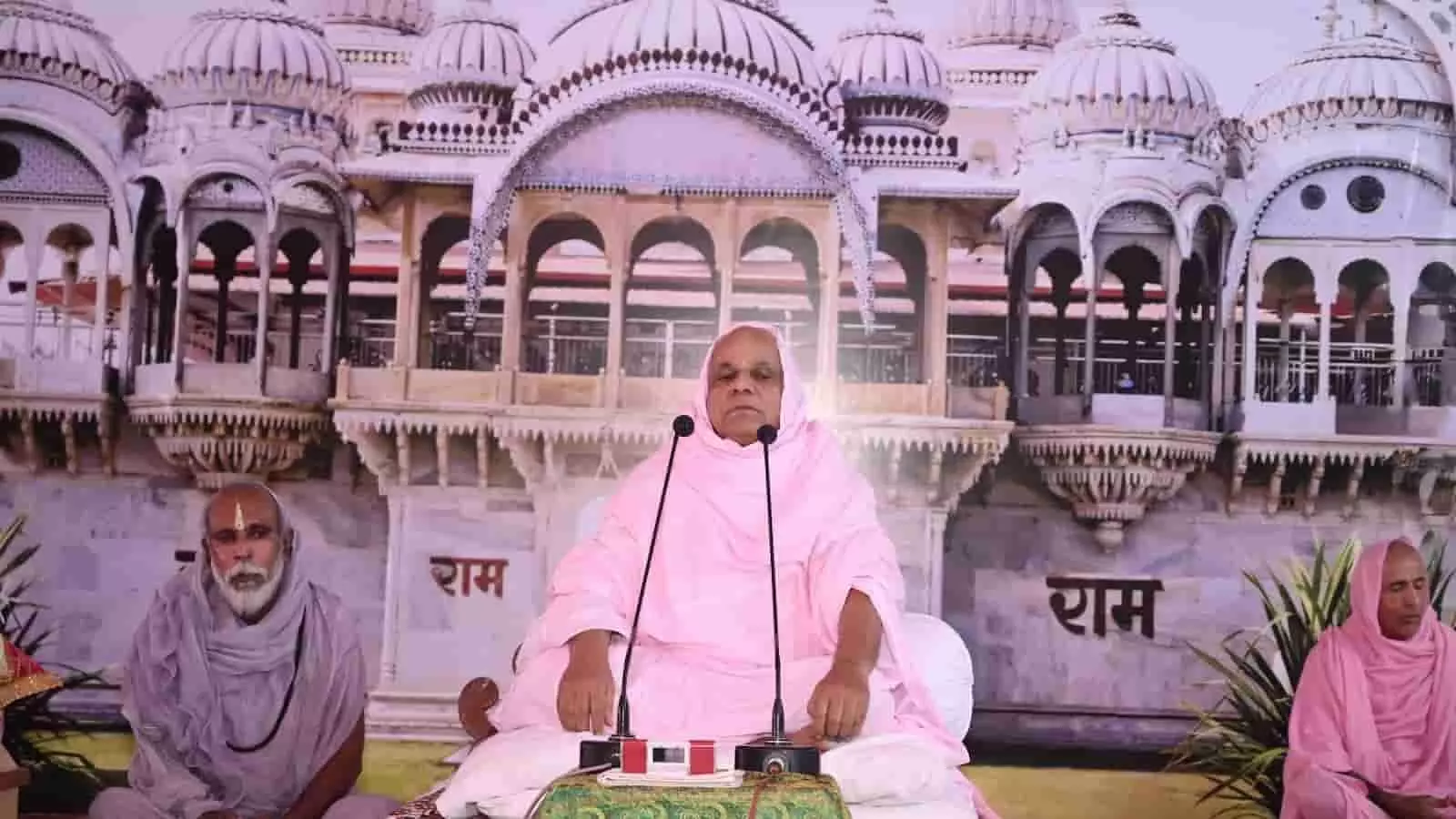 तस्वीर में माणिक्यनगर रामद्वारा शाहपुरा में प्रवचन देते हुए आचार्य श्रीरामदयालजी महाराज और अन्य संत दिख रहे हैं। तस्वीर में माणिक्यनगर रामद्वारा शाहपुरा में प्रवचन देते हुए आचार्य श्रीरामदयालजी महाराज और अन्य संत दिख रहे हैं।