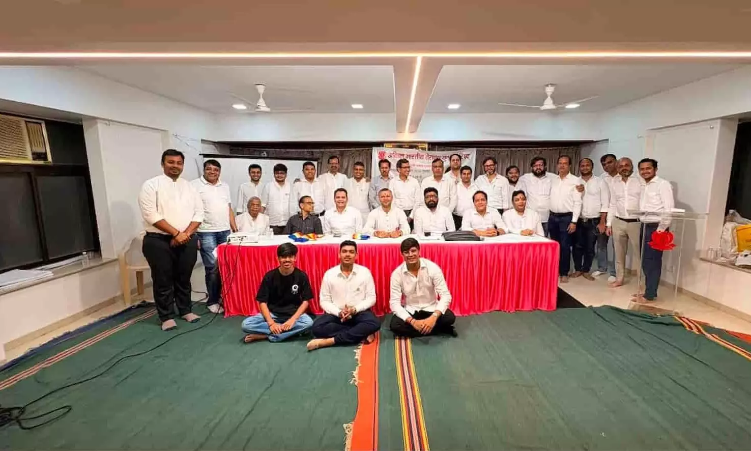 तस्वीर में सांताक्रुज में आयोजित बैठक के दौरान बैठे हुए तेयुप के सदस्य नजर आ रहे हैं। तस्वीर में सांताक्रुज में आयोजित बैठक के दौरान बैठे हुए तेयुप के सदस्य नजर आ रहे हैं।