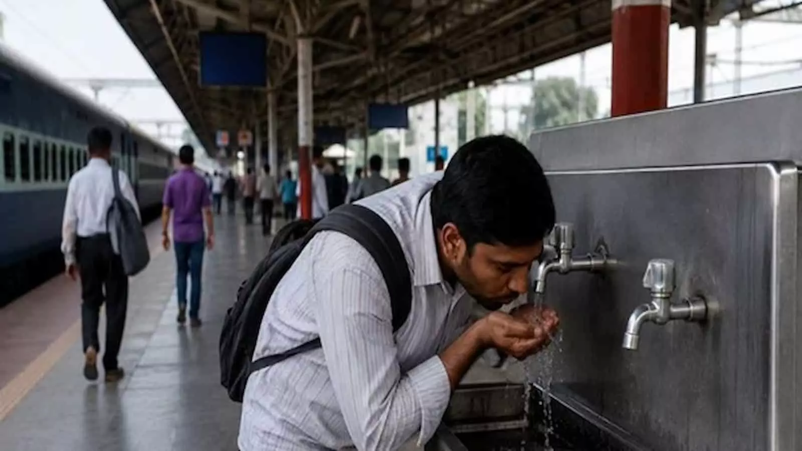तस्वीर में रेलवे स्टेशन पर एक यात्री नल से पानी पीते हुए दिख रहा है। तस्वीर में रेलवे स्टेशन पर एक यात्री नल से पानी पीते हुए दिख रहा है।