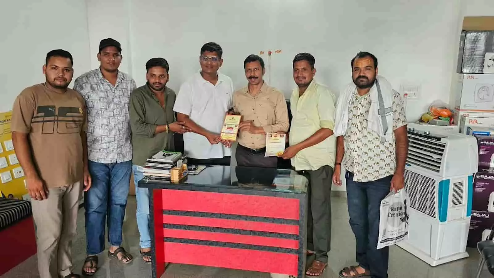 तस्वीर में भीलवाड़ा के पुर में सावन महोत्सव के पोस्टर का विमोचन करते हुए लोग नजर आ रहे हैं। तस्वीर में भीलवाड़ा के पुर में सावन महोत्सव के पोस्टर का विमोचन करते हुए लोग नजर आ रहे हैं।
