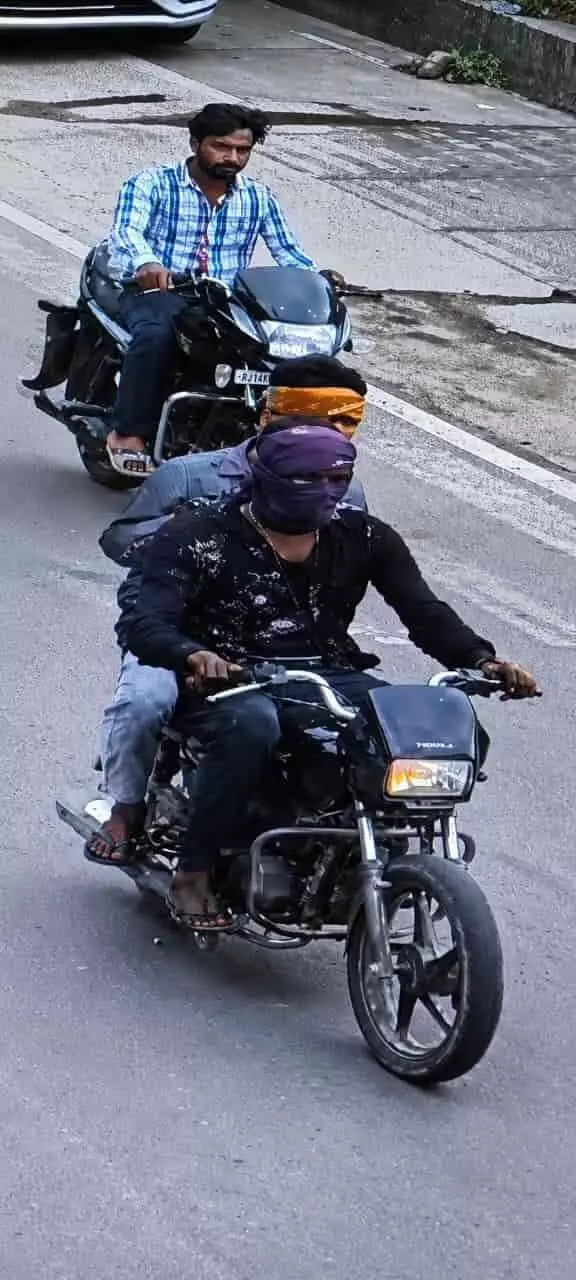 तस्वीर में दो नकाबपोश बदमाश भीलवाड़ा में बाइक पर सवार नजर आ रहे हैं। तस्वीर में दो नकाबपोश बदमाश भीलवाड़ा में बाइक पर सवार नजर आ रहे हैं।
