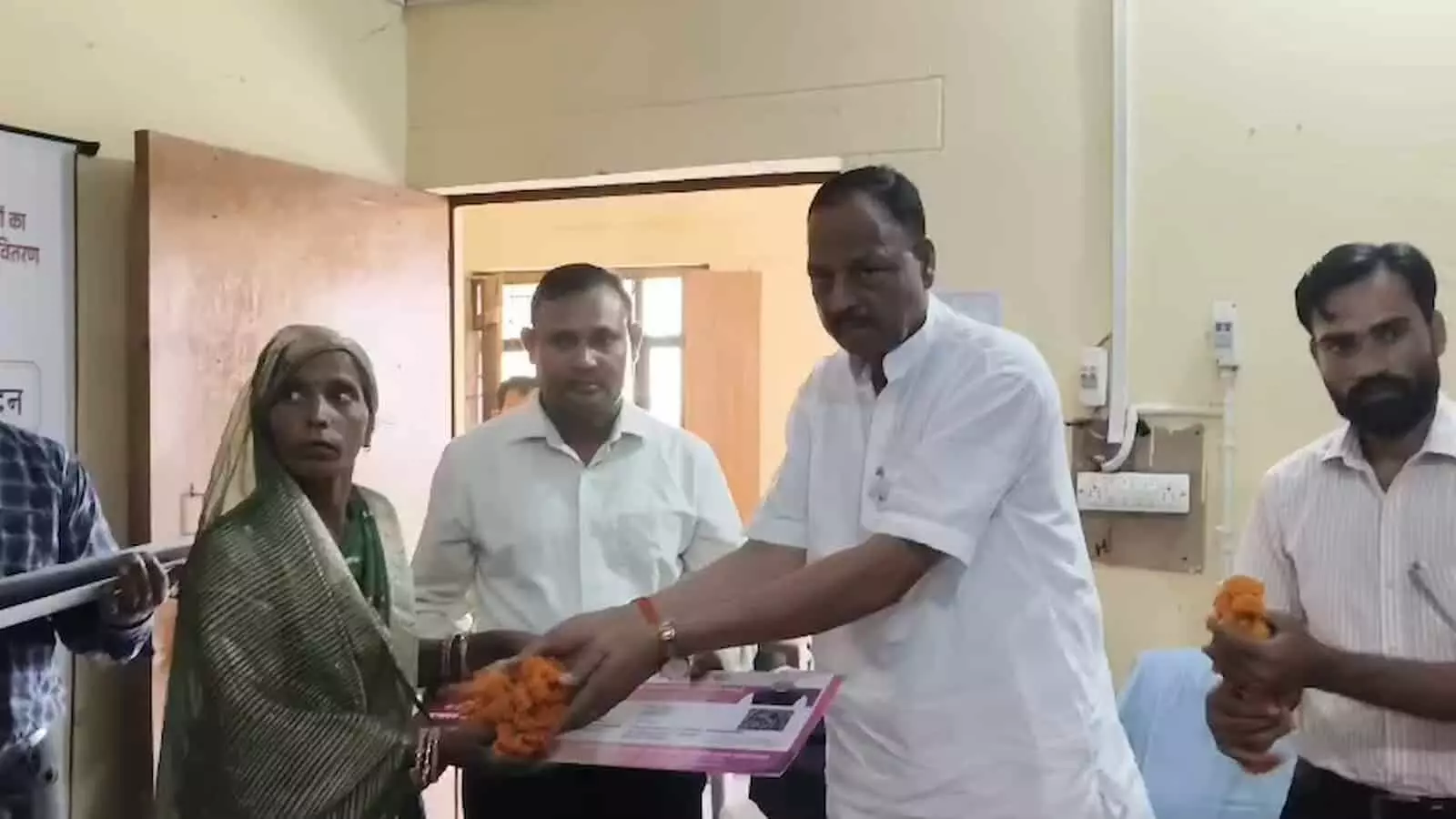 तस्वीर में विधायक सत्यपाल सिंह राठौर अलीगंज में रसोइया को कार्ड और माला देते हुए दिख रहे हैं। तस्वीर में विधायक सत्यपाल सिंह राठौर अलीगंज में रसोइया को कार्ड और माला देते हुए दिख रहे हैं।