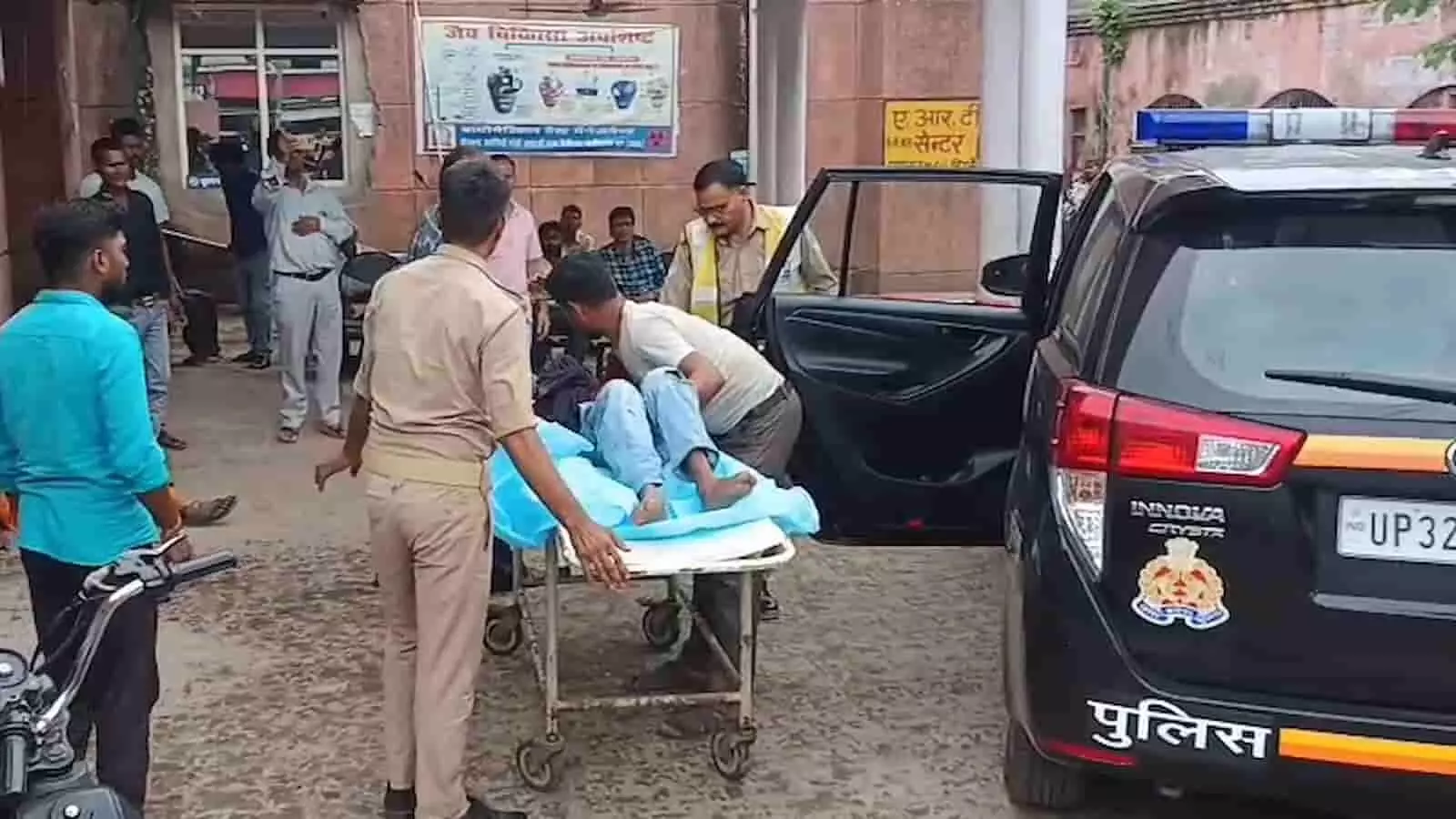 एटा के जिला मेडिकल कॉलेज में पुलिस वाहन के पास स्ट्रेचर पर घायल को ले जाते लोग। एटा के जिला मेडिकल कॉलेज में पुलिस वाहन के पास स्ट्रेचर पर घायल को ले जाते लोग।