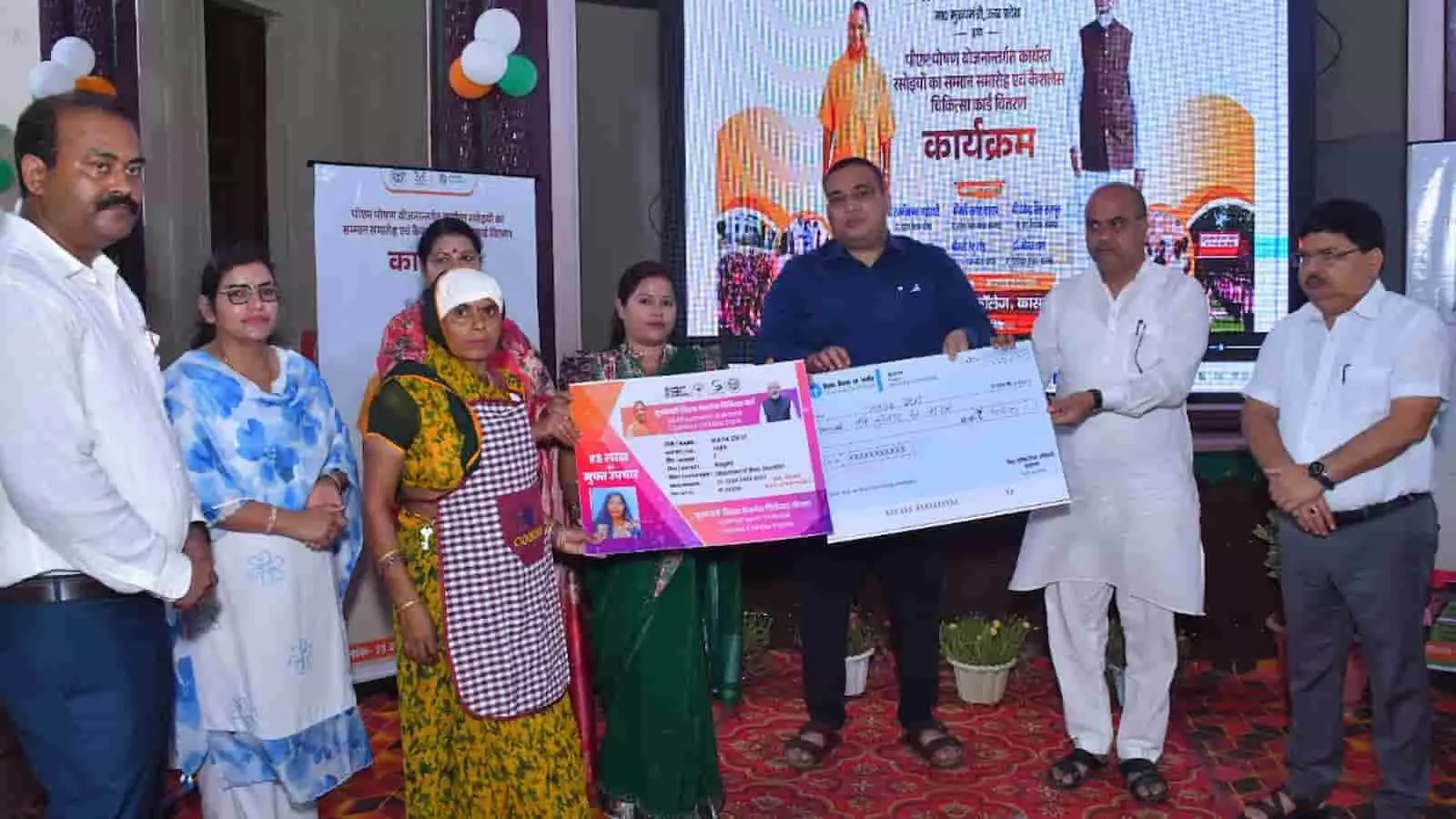 कासगंज के कार्यक्रम में रसोइयों को कैशलेस चिकित्सा कार्ड और चेक वितरित करते अतिथिगण। कासगंज के कार्यक्रम में रसोइयों को कैशलेस चिकित्सा कार्ड और चेक वितरित करते अतिथिगण।