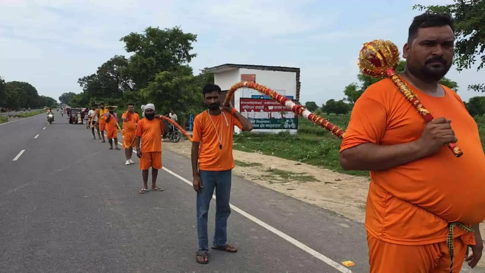 तस्वीर में कासगंज की सड़क पर हनुमान के रूप में कांवड़िए और अन्य शिवभक्त 251 मीटर लंबी कांवड़ लेकर चल रहे हैं। तस्वीर में कासगंज की सड़क पर हनुमान के रूप में कांवड़िए और अन्य शिवभक्त 251 मीटर लंबी कांवड़ लेकर चल रहे हैं।