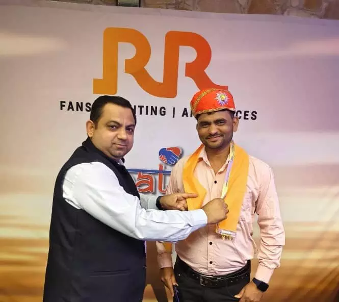 तस्वीर में आरआर कंपनी के प्रतिनिधि द्वारा युवा व्यवसायी मुकेश कुमार पटेल को सम्मानित किया जा रहा है। तस्वीर में आरआर कंपनी के प्रतिनिधि द्वारा युवा व्यवसायी मुकेश कुमार पटेल को सम्मानित किया जा रहा है।