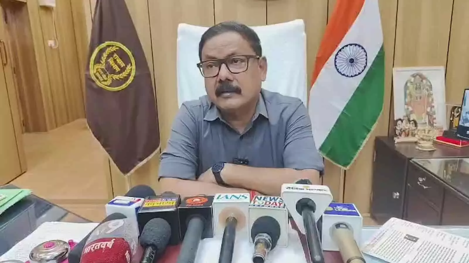 तस्वीर में बरेली में चीनी के दामों की समीक्षा के दौरान बैठे जिलाधिकारी अविनाश सिंह दिख रहे हैं। तस्वीर में बरेली में चीनी के दामों की समीक्षा के दौरान बैठे जिलाधिकारी अविनाश सिंह दिख रहे हैं।