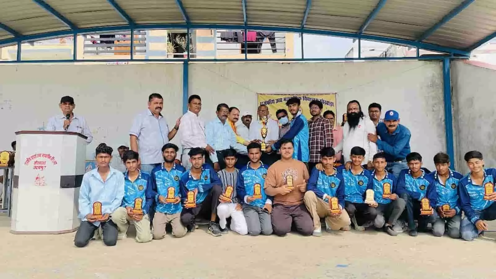 तस्वीर में खेरवाड़ा के खेल मैदान पर आयोजित प्रतियोगिता में विजेता खिलाड़ियों को ट्रॉफी के साथ सम्मानित करते अतिथि दिखाई दे रहे हैं। तस्वीर में खेरवाड़ा के खेल मैदान पर आयोजित प्रतियोगिता में विजेता खिलाड़ियों को ट्रॉफी के साथ सम्मानित करते अतिथि दिखाई दे रहे हैं।