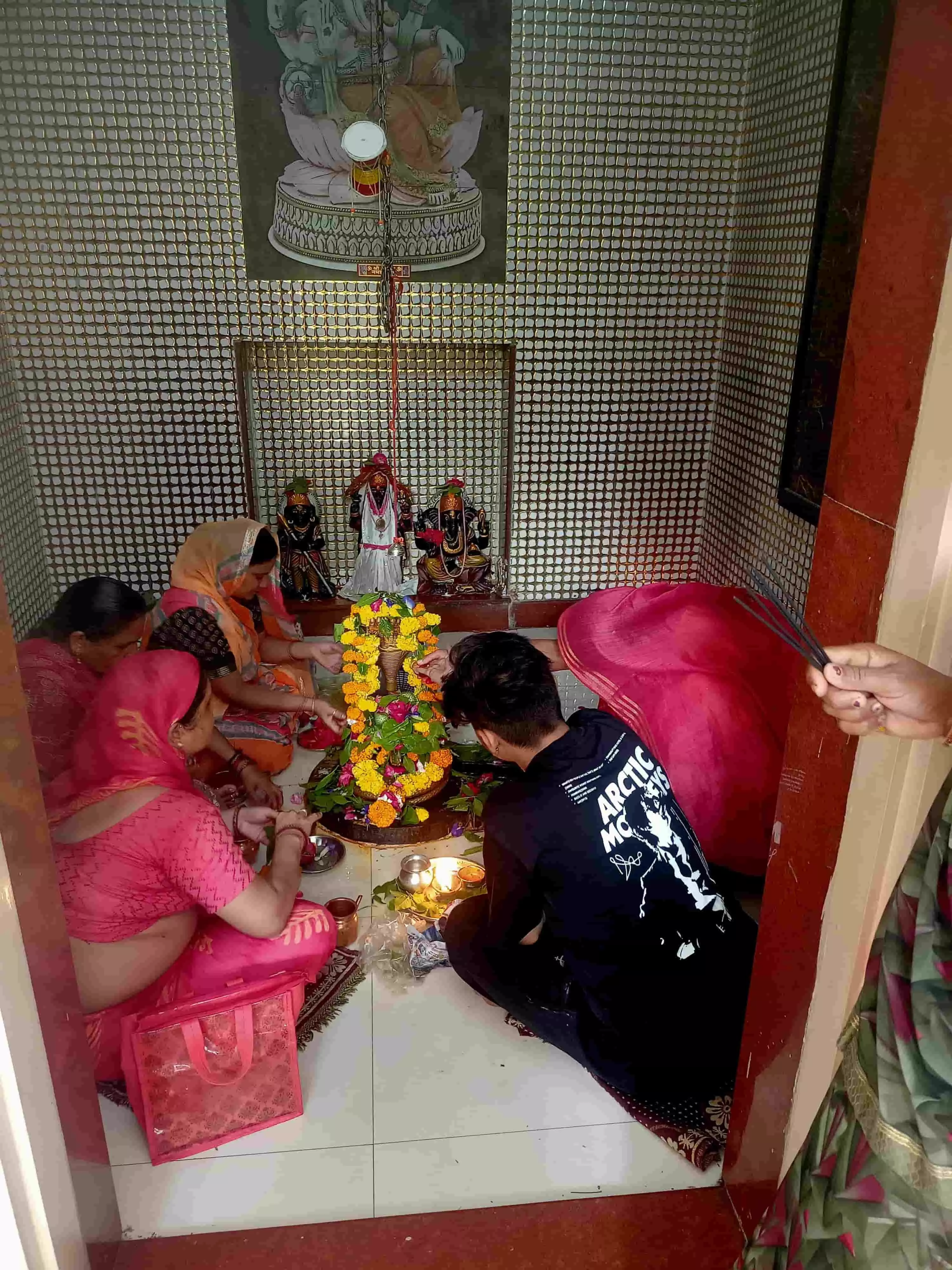 मंदिर के गर्भगृह में शिवलिंग के सामने बैठकर पूजा करते हुए श्रद्धालु। मंदिर के गर्भगृह में शिवलिंग के सामने बैठकर पूजा करते हुए श्रद्धालु।