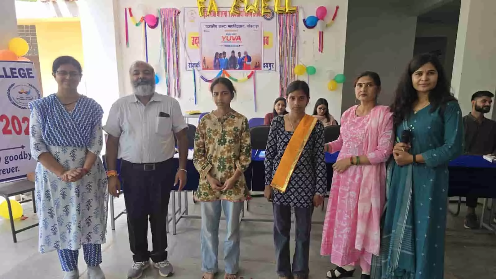 राजकीय कन्या महाविद्यालय में आयोजित समारोह के दौरान खड़े प्राचार्य, अतिथि और छात्राएं। राजकीय कन्या महाविद्यालय में आयोजित समारोह के दौरान खड़े प्राचार्य, अतिथि और छात्राएं।