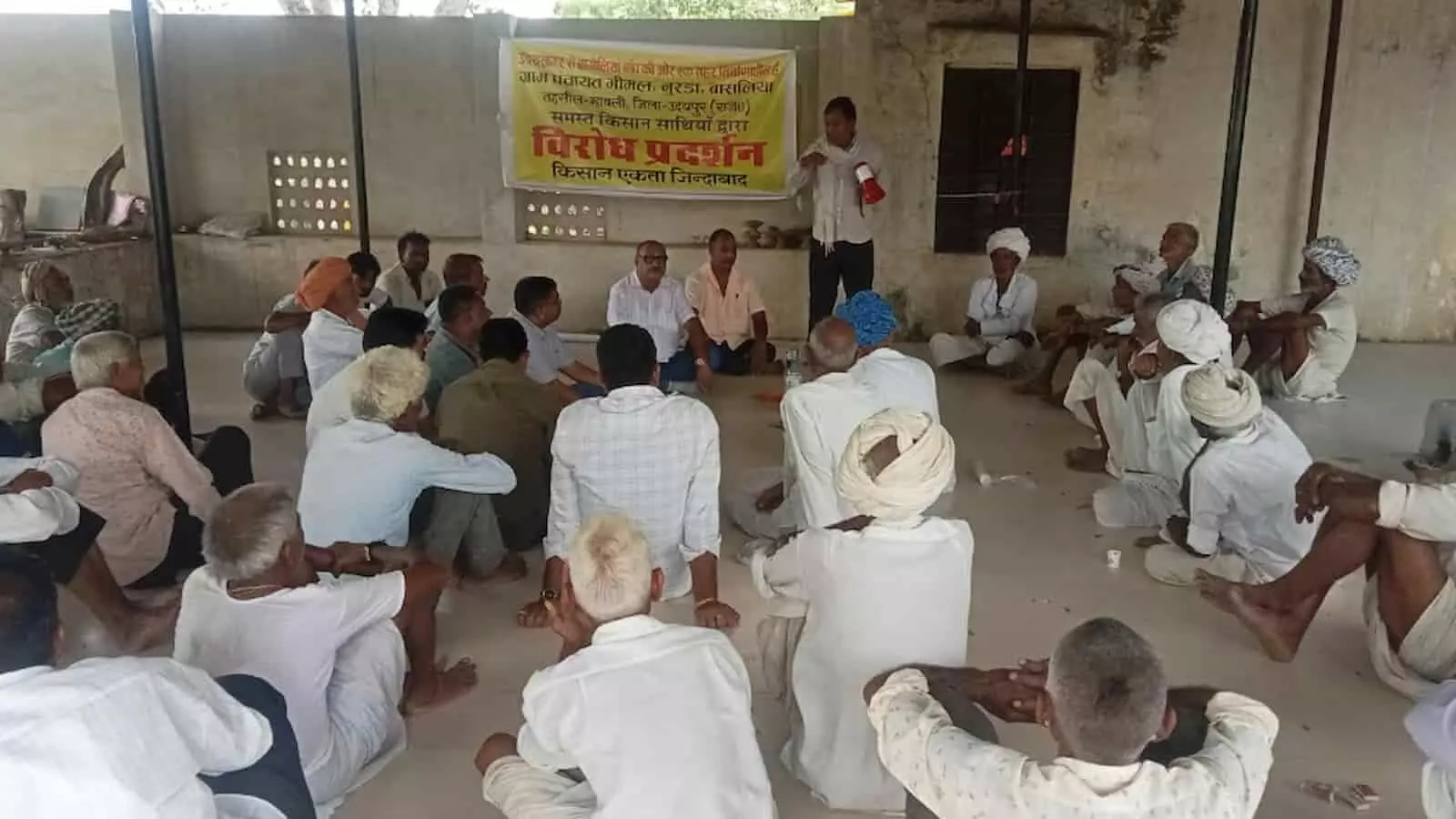 तस्वीर में ग्रामीण और किसान मावली में बागोलिया बांध फीडर परियोजना के विरोध में बैठक करते हुए दिखाई दे रहे हैं। तस्वीर में ग्रामीण और किसान मावली में बागोलिया बांध फीडर परियोजना के विरोध में बैठक करते हुए दिखाई दे रहे हैं।