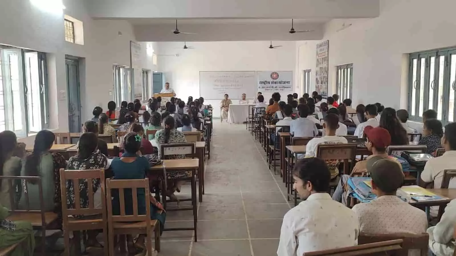तस्वीर में झाडोल कॉलेज के हॉल में एनएसएस अभिविन्यास कार्यक्रम के दौरान बैठे स्वयंसेवक और संकाय सदस्य दिखाई दे रहे हैं। तस्वीर में झाडोल कॉलेज के हॉल में एनएसएस अभिविन्यास कार्यक्रम के दौरान बैठे स्वयंसेवक और संकाय सदस्य दिखाई दे रहे हैं।