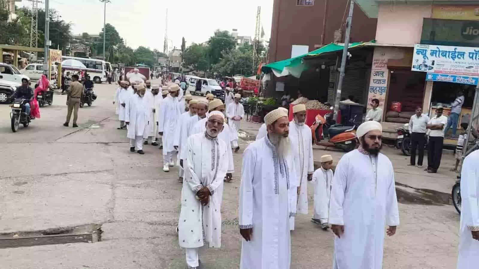 तस्वीर में सफेद कपड़ों में दाऊदी बोहरा समाज के लोग आमेट की सड़क पर जुलूस निकालते दिख रहे हैं। तस्वीर में सफेद कपड़ों में दाऊदी बोहरा समाज के लोग आमेट की सड़क पर जुलूस निकालते दिख रहे हैं।