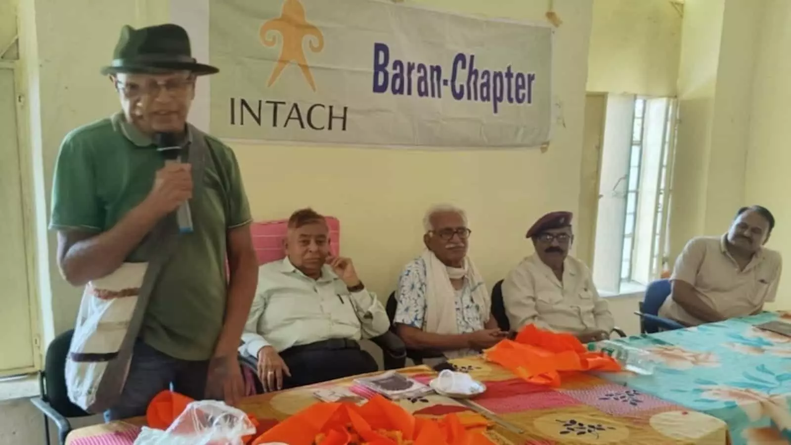 इंटेक बारां चैप्टर के सेमिनार में मंच पर बैठे अतिथि और संबोधित करते वक्ता शेरगढ़ दुर्ग परिसर में। इंटेक बारां चैप्टर के सेमिनार में मंच पर बैठे अतिथि और संबोधित करते वक्ता शेरगढ़ दुर्ग परिसर में।