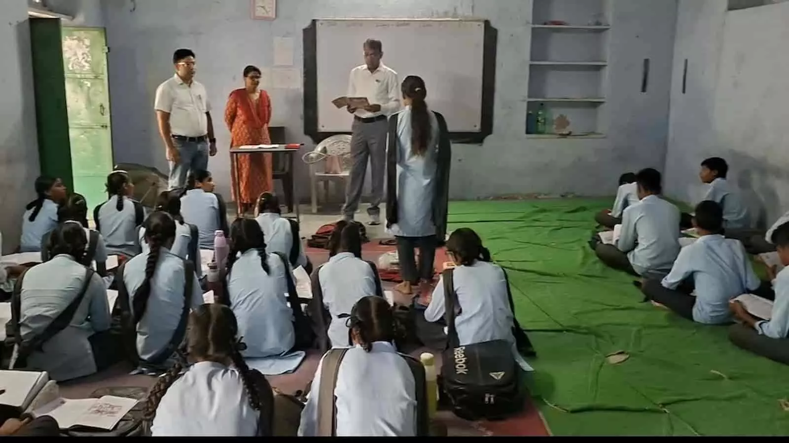 राउमावि आलनपुर के विद्यालयी कक्षा कक्ष में अधिकारी और शिक्षक निरीक्षण कर रहे हैं। राउमावि आलनपुर के विद्यालयी कक्षा कक्ष में अधिकारी और शिक्षक निरीक्षण कर रहे हैं।