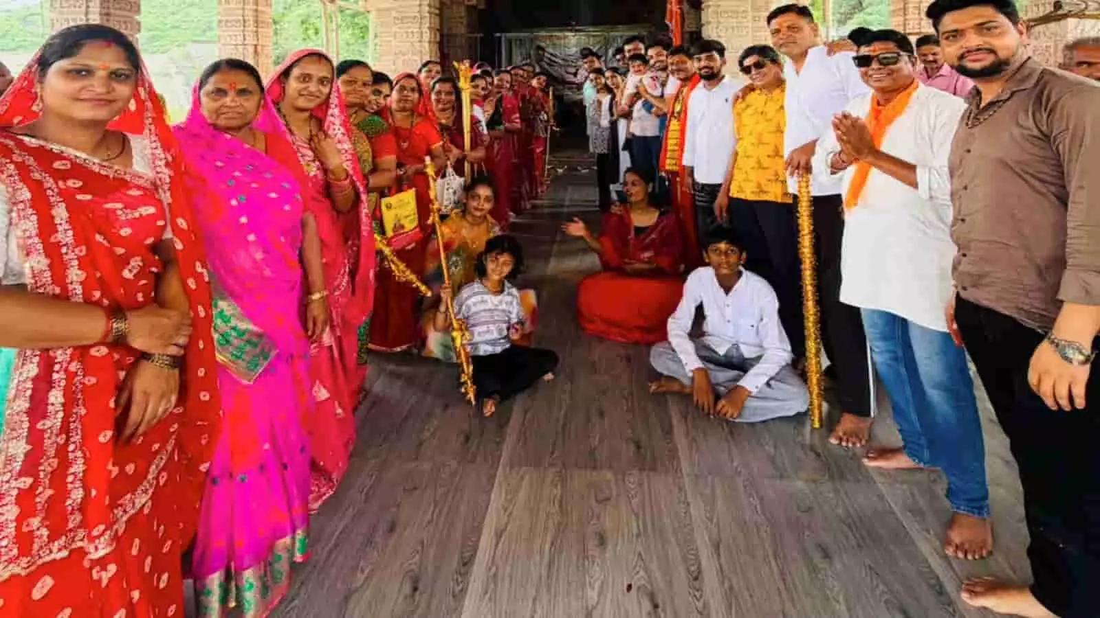 तस्वीर में पारंपरिक कपड़ों में खड़े भोई समाज के कावड़ यात्री और श्रद्धालु खेरवाड़ा के मंदिर परिसर में दिखाई दे रहे हैं। तस्वीर में पारंपरिक कपड़ों में खड़े भोई समाज के कावड़ यात्री और श्रद्धालु खेरवाड़ा के मंदिर परिसर में दिखाई दे रहे हैं।