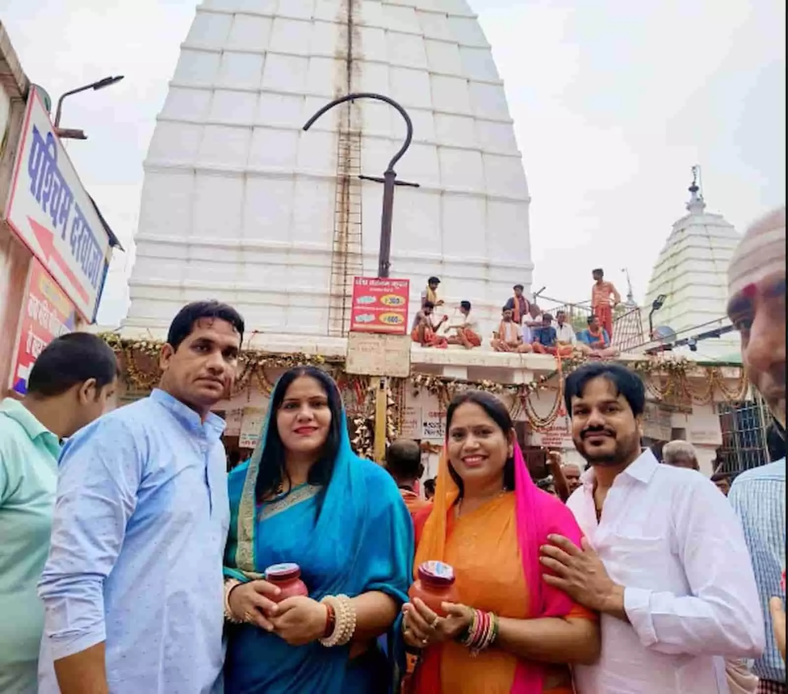 तस्वीर में वंदना मीणा और उनके परिवार के सदस्य बाबा वैद्यनाथ धाम मंदिर परिसर में खड़े दिखाई दे रहे हैं। तस्वीर में वंदना मीणा और उनके परिवार के सदस्य बाबा वैद्यनाथ धाम मंदिर परिसर में खड़े दिखाई दे रहे हैं।