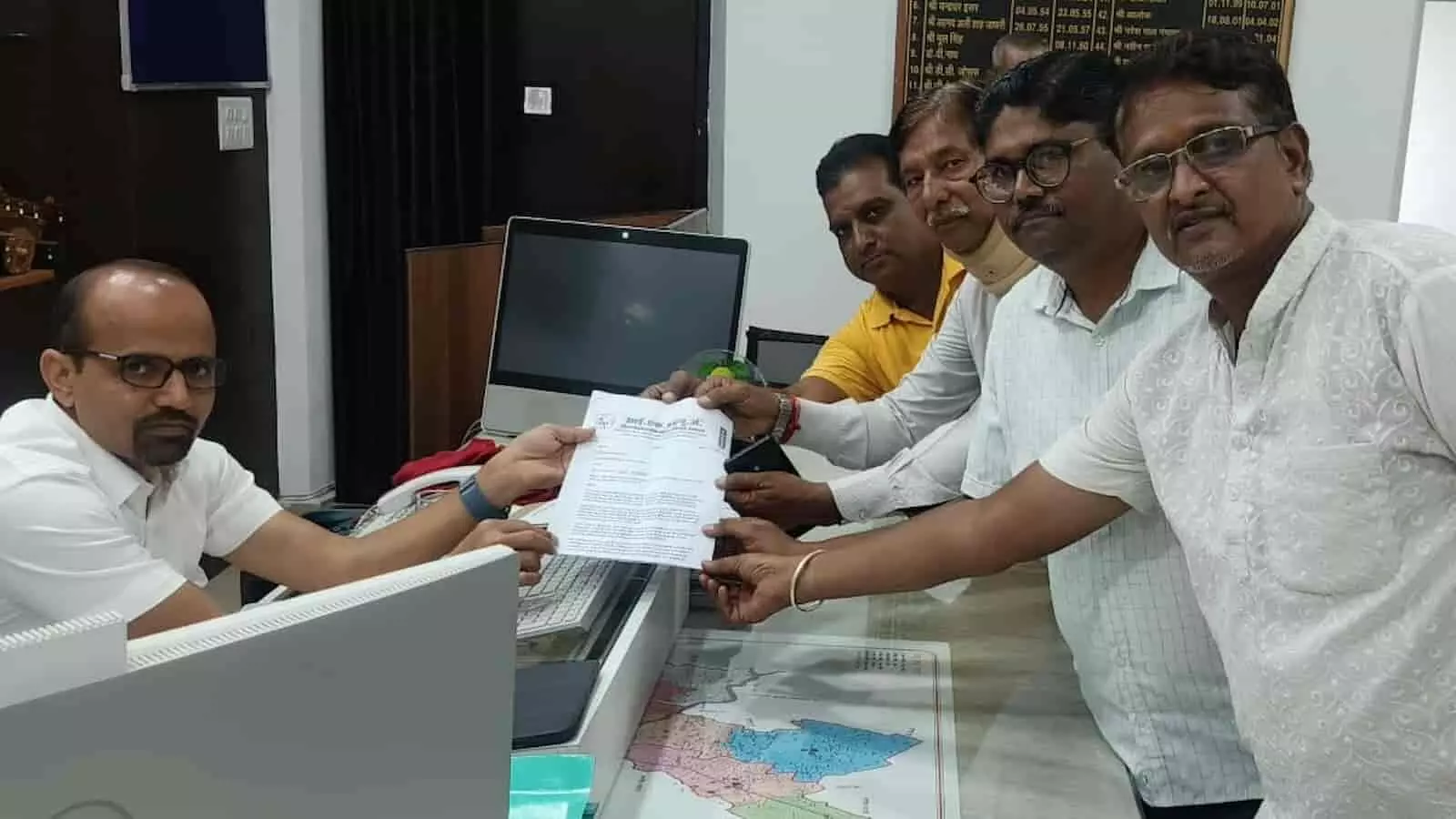तस्वीर में सवाई माधोपुर में पत्रकार संगठन के पदाधिकारी अधिकारी को ज्ञापन सौंप रहे हैं। तस्वीर में सवाई माधोपुर में पत्रकार संगठन के पदाधिकारी अधिकारी को ज्ञापन सौंप रहे हैं।