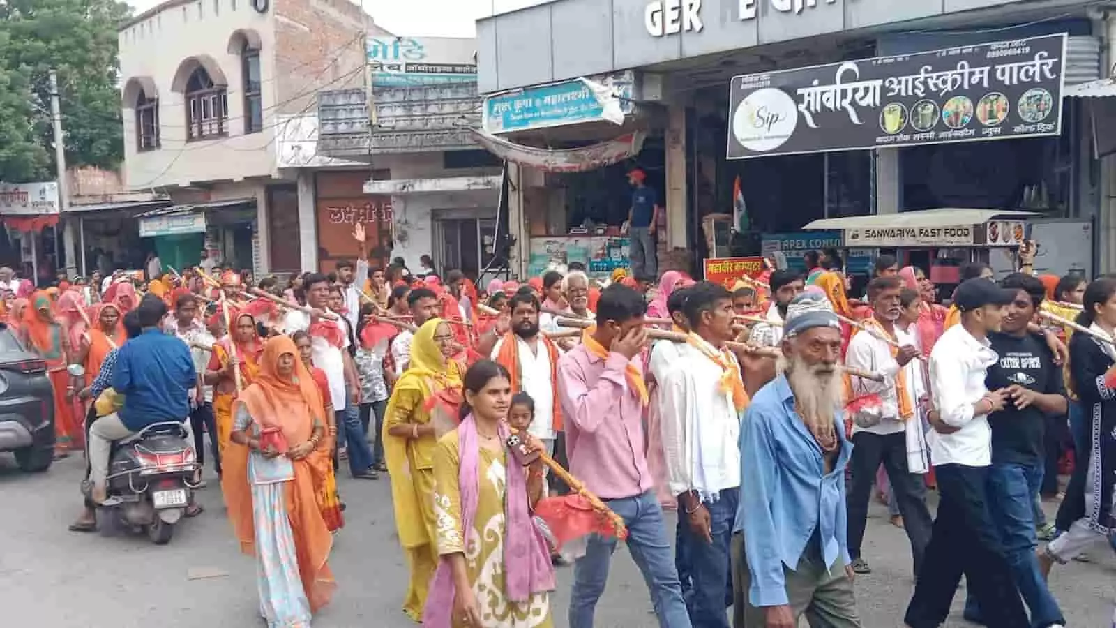आकोला के बाजार में कांवड़ यात्रा के दौरान कांवड़ उठाए चलते हुए श्रद्धालु। आकोला के बाजार में कांवड़ यात्रा के दौरान कांवड़ उठाए चलते हुए श्रद्धालु।