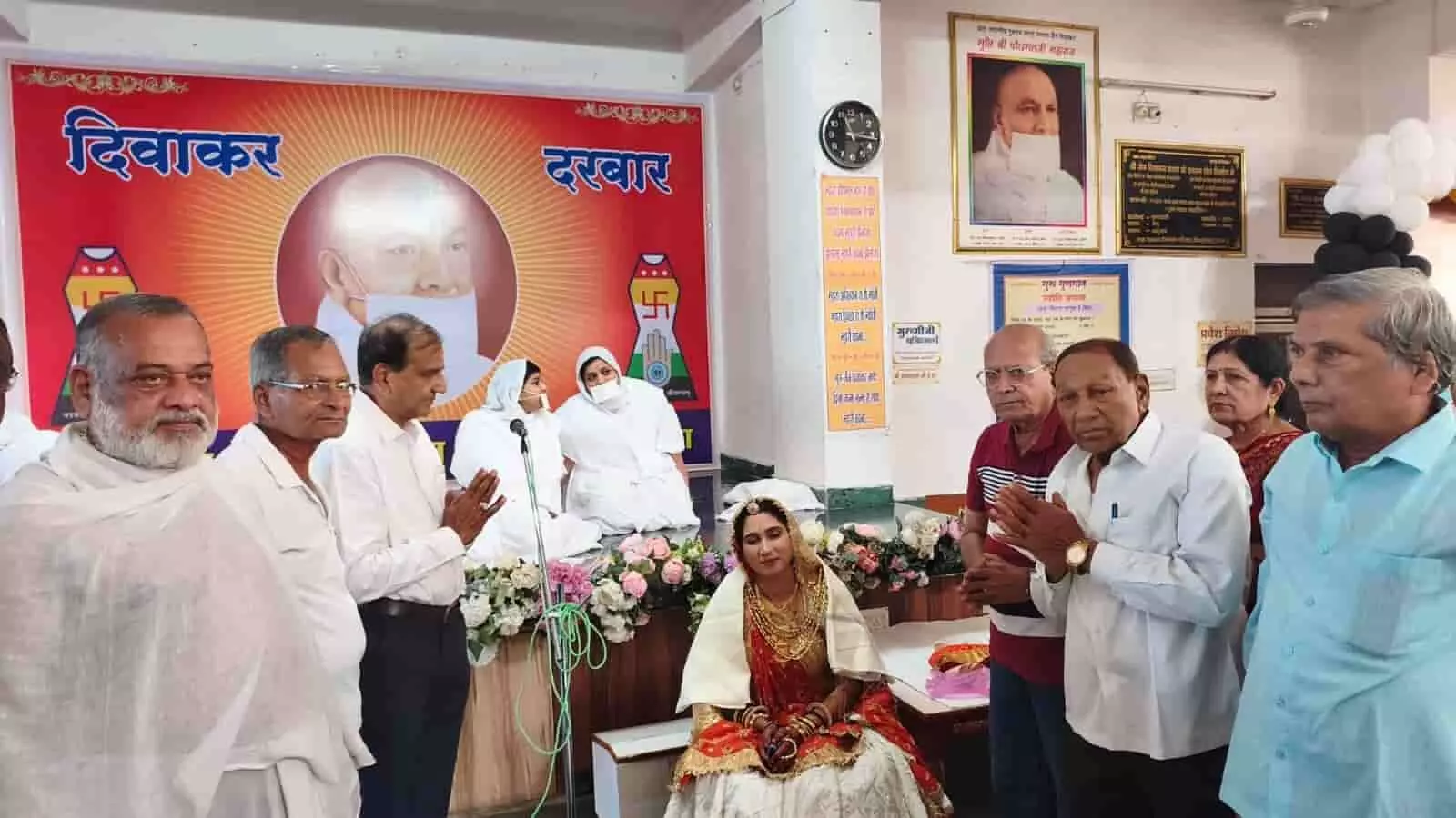 तस्वीर में जैन दिवाकर भवन की धर्मसभा में तपस्वी प्रियंका बोहरा और अभिनंदन करते हुए लोग दिखाई दे रहे हैं। तस्वीर में जैन दिवाकर भवन की धर्मसभा में तपस्वी प्रियंका बोहरा और अभिनंदन करते हुए लोग दिखाई दे रहे हैं।