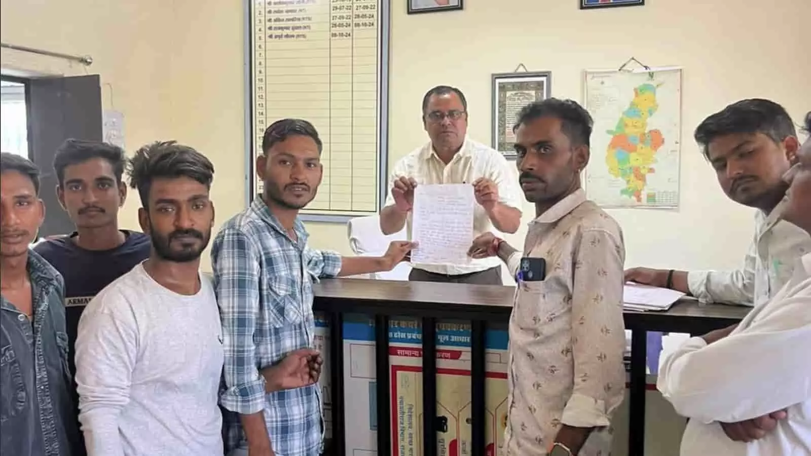 तहसीलदार कार्यालय में ग्रामीणों द्वारा गोचर भूमि के अवैध कब्जे को हटाने के लिए ज्ञापन सौंपा जा रहा है. तहसीलदार कार्यालय में ग्रामीणों द्वारा गोचर भूमि के अवैध कब्जे को हटाने के लिए ज्ञापन सौंपा जा रहा है.