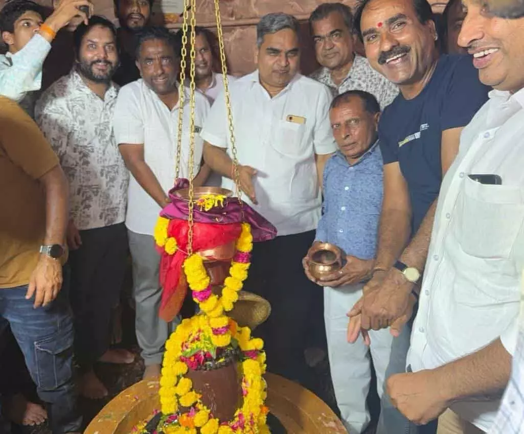 तस्वीर में सहकारिता मंत्री गौतम दक और भूपेंद्र सिंह बड़ोली बड़ी सादड़ी के गुप्तेश्वर महादेव मंदिर में दर्शन करते दिख रहे हैं। तस्वीर में सहकारिता मंत्री गौतम दक और भूपेंद्र सिंह बड़ोली बड़ी सादड़ी के गुप्तेश्वर महादेव मंदिर में दर्शन करते दिख रहे हैं।