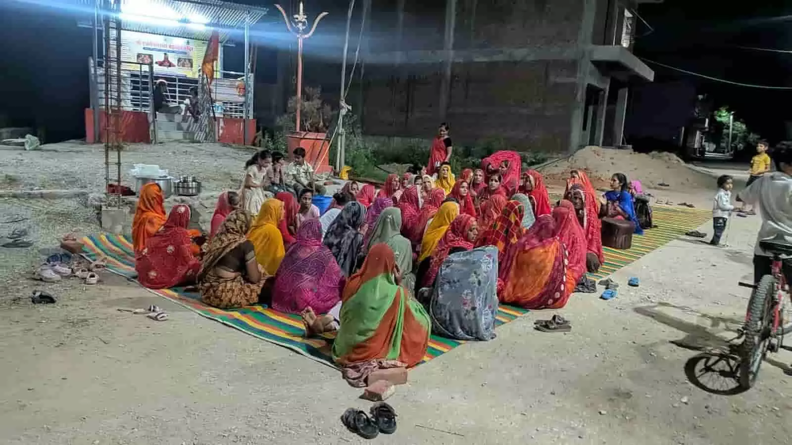 तस्वीर में बड़ी सादड़ी के मंदिर परिसर में बैठकर भजन-कीर्तन करती हुई महिला श्रद्धालु। तस्वीर में बड़ी सादड़ी के मंदिर परिसर में बैठकर भजन-कीर्तन करती हुई महिला श्रद्धालु।
