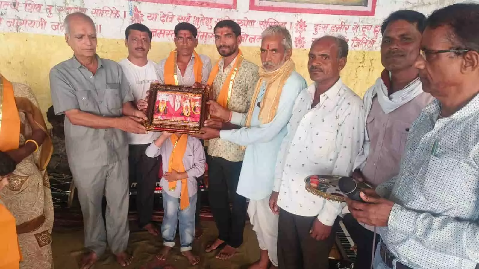 तस्वीर में निकुंभ के चंदा माता मंदिर सत्संग में अतिथिगण लाभार्थी परिवार को तस्वीर भेंट कर रहे हैं। तस्वीर में निकुंभ के चंदा माता मंदिर सत्संग में अतिथिगण लाभार्थी परिवार को तस्वीर भेंट कर रहे हैं।