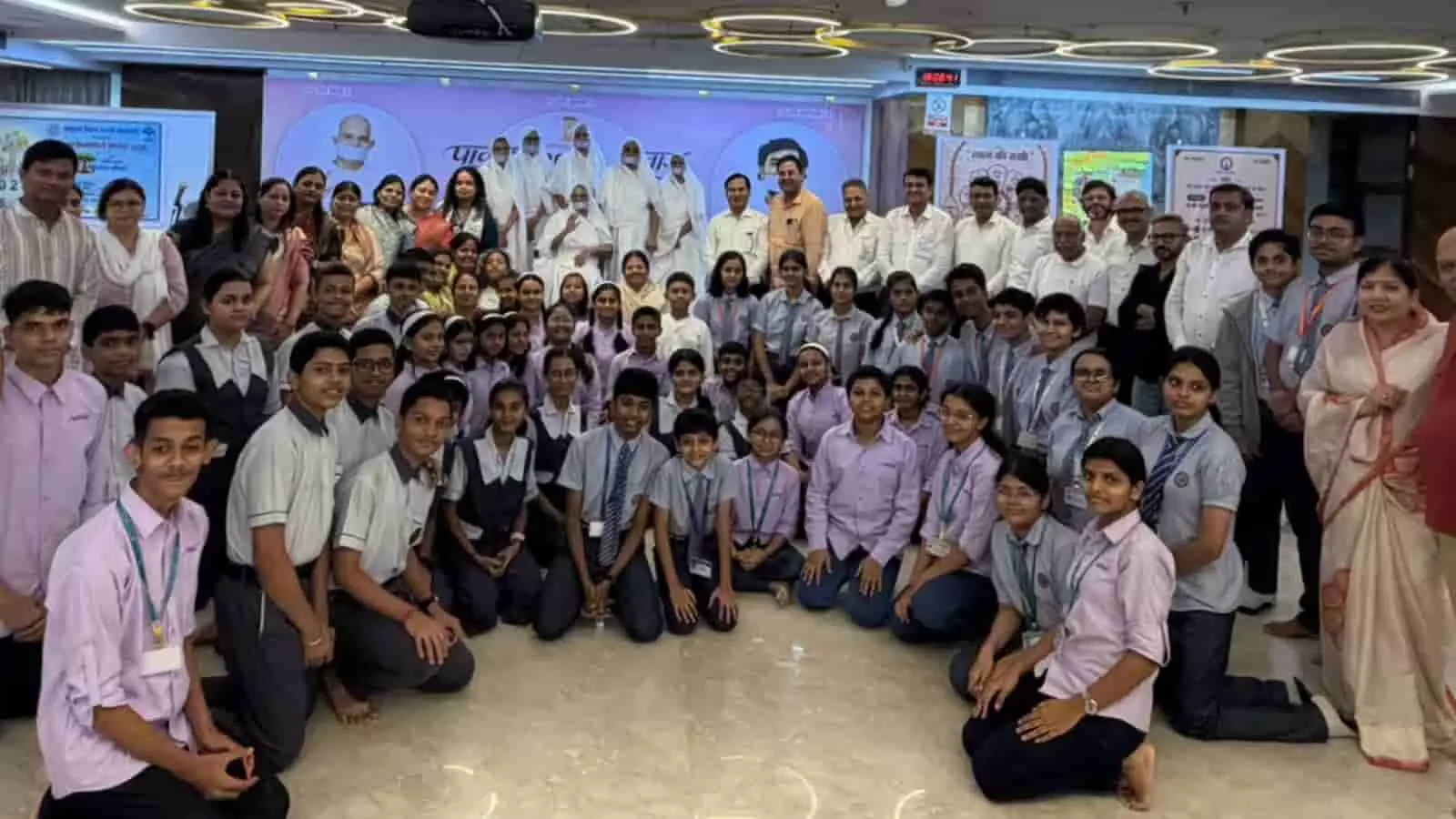 चेम्बूर के तेरापंथ भवन में आयोजित प्रतियोगिता में भाग लेने वाले सैकड़ों विद्यार्थी और साध्वीवृंद नजर आ रहे हैं। चेम्बूर के तेरापंथ भवन में आयोजित प्रतियोगिता में भाग लेने वाले सैकड़ों विद्यार्थी और साध्वीवृंद नजर आ रहे हैं।