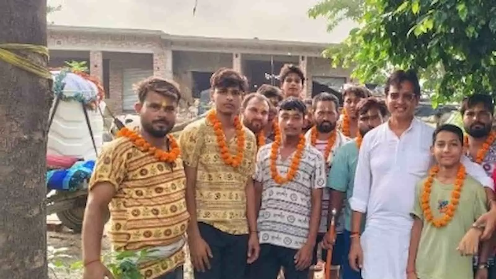 तस्वीर में मितौलिया गांव के शिवभक्त गले में फूलों की माला पहने नजर आ रहे हैं। तस्वीर में मितौलिया गांव के शिवभक्त गले में फूलों की माला पहने नजर आ रहे हैं।
