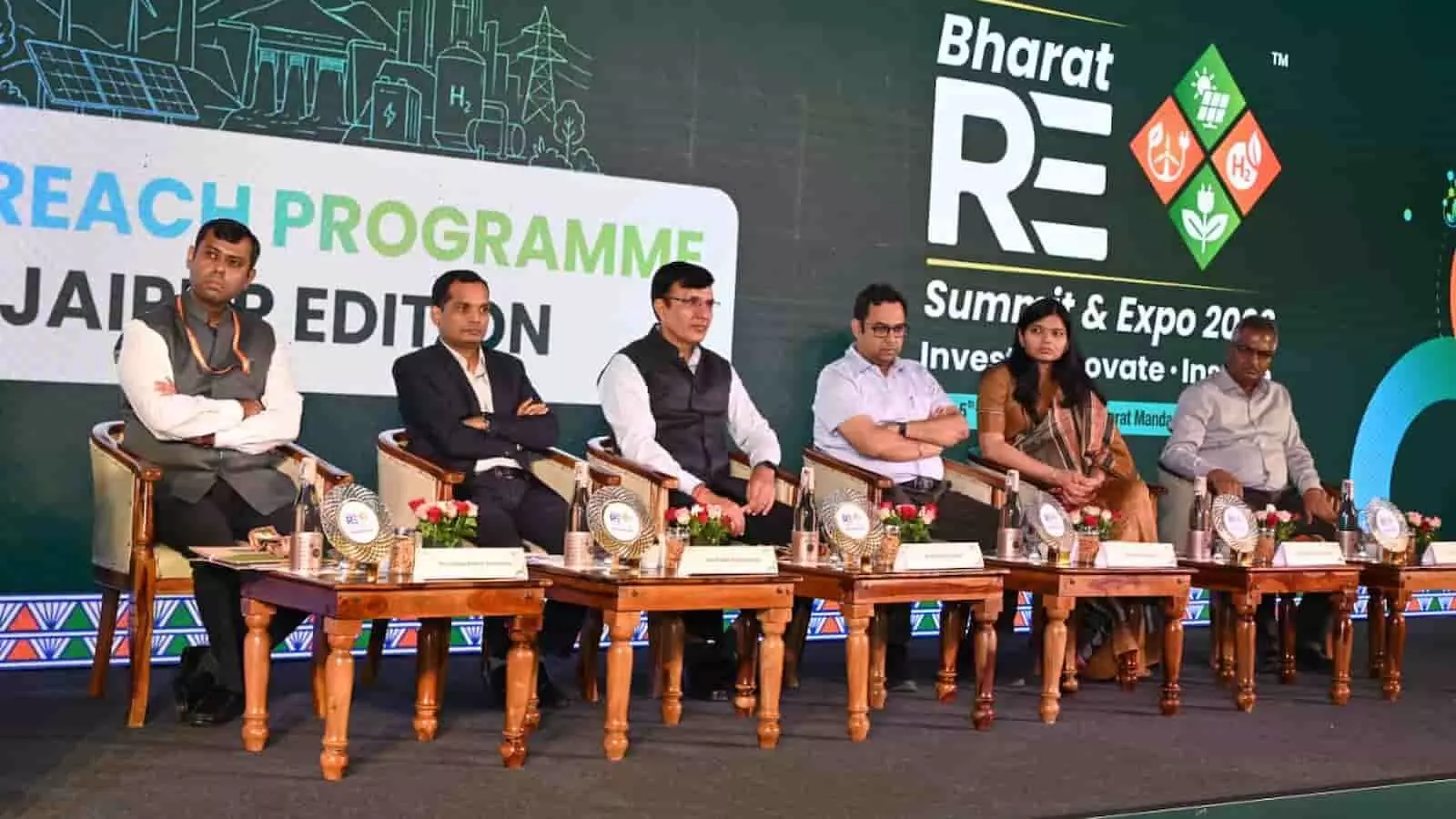 जयपुर में आयोजित भारत रिन्यूएबल एनर्जी समिट रोडशो में मंच पर उपस्थित वक्ता और अधिकारी। जयपुर में आयोजित भारत रिन्यूएबल एनर्जी समिट रोडशो में मंच पर उपस्थित वक्ता और अधिकारी।