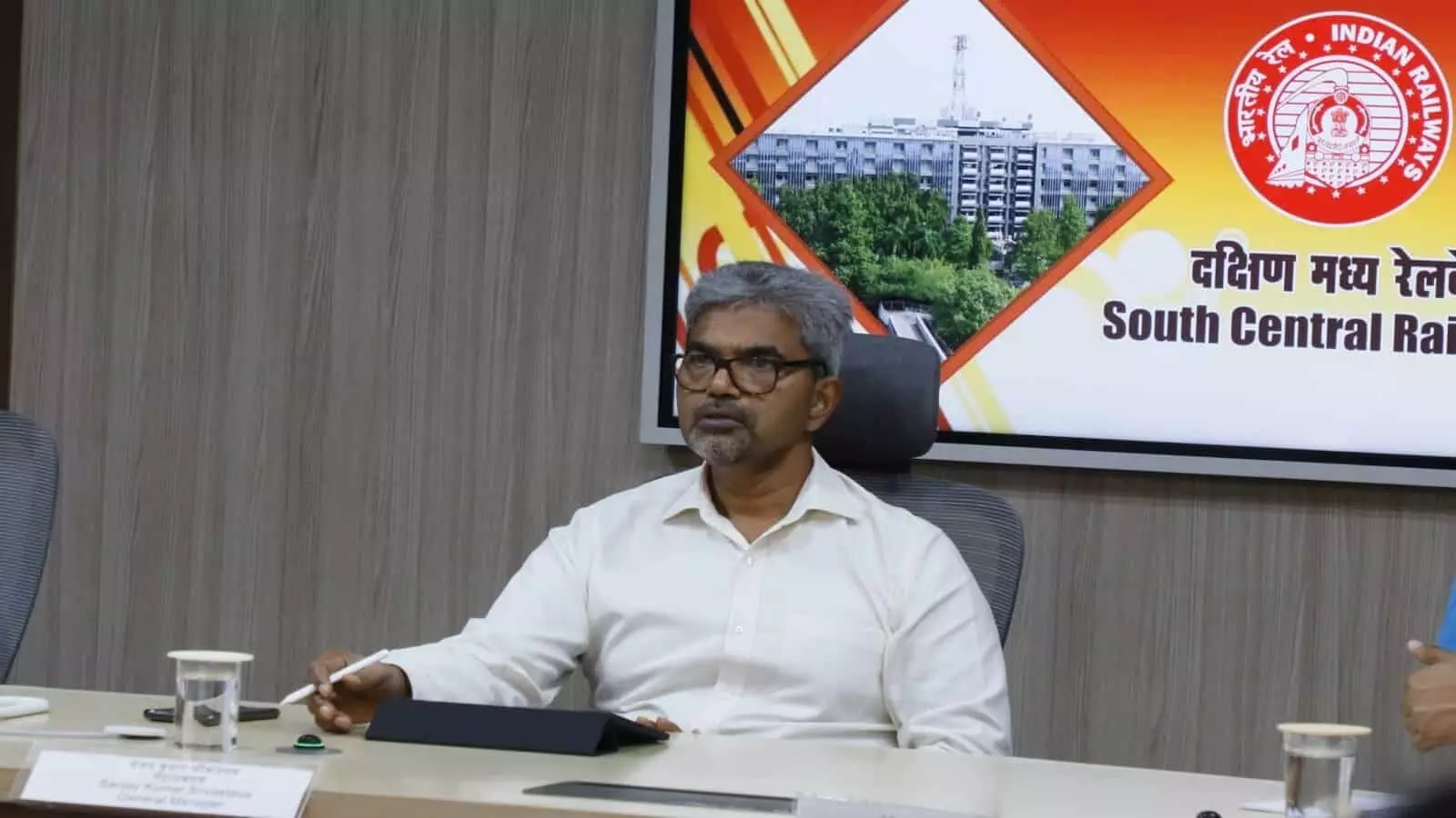रेल निलयम सिकंदराबाद में दक्षिण मध्य रेलवे के महाप्रबंधक संजय कुमार श्रीवास्तव अधिकारियों के साथ ट्रेन संरक्षा समीक्षा बैठक करते हुए रेल निलयम सिकंदराबाद में दक्षिण मध्य रेलवे के महाप्रबंधक संजय कुमार श्रीवास्तव अधिकारियों के साथ ट्रेन संरक्षा समीक्षा बैठक करते हुए