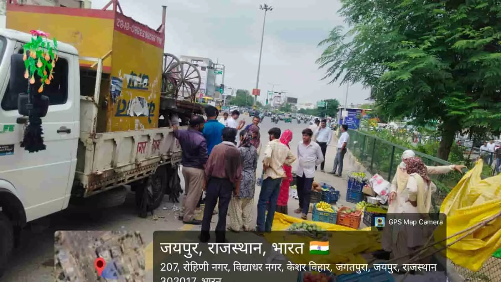 नगर निगम की टीम सड़क किनारे अस्थायी अतिक्रमण हटाते और सामान जब्त करते हुए जयपुर में। नगर निगम की टीम सड़क किनारे अस्थायी अतिक्रमण हटाते और सामान जब्त करते हुए जयपुर में।