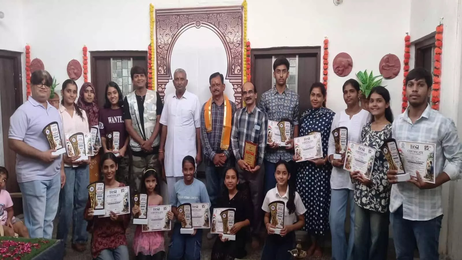 ‘आजादी के रंग, तिरंगे के संग’ कला प्रदर्शनी का भव्य समापन, देशभक्ति के रंगों से सजीं कलाकृतियां ‘आजादी के रंग, तिरंगे के संग’ कला प्रदर्शनी का भव्य समापन, देशभक्ति के रंगों से सजीं कलाकृतियां
