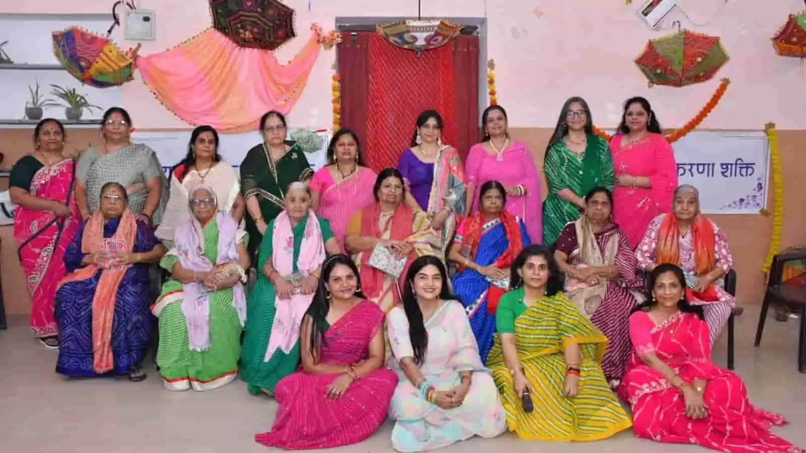 जयपुर के मंडेश्वर महादेव मंदिर में सावन उत्सव के दौरान पारंपरिक वेशभूषा में बैठीं और खड़ी हुईं पुष्करणा समाज की महिलाएं। जयपुर के मंडेश्वर महादेव मंदिर में सावन उत्सव के दौरान पारंपरिक वेशभूषा में बैठीं और खड़ी हुईं पुष्करणा समाज की महिलाएं।