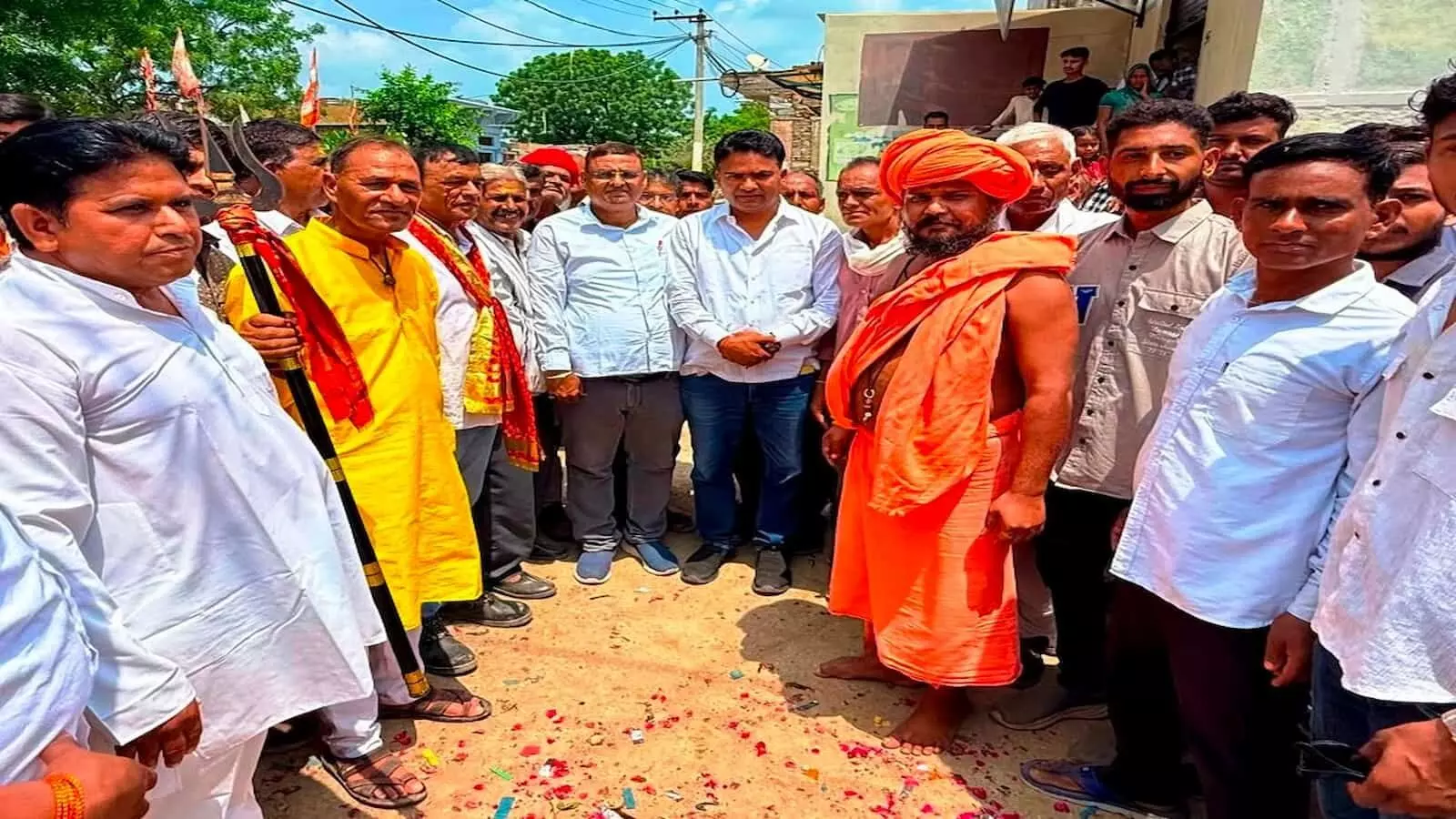 चित्तौड़गढ़ की सड़कों पर कांवड़ यात्रा के दौरान जल भरकर चौमुखा महादेव मंदिर की ओर जाते श्रद्धालु चित्तौड़गढ़ की सड़कों पर कांवड़ यात्रा के दौरान जल भरकर चौमुखा महादेव मंदिर की ओर जाते श्रद्धालु