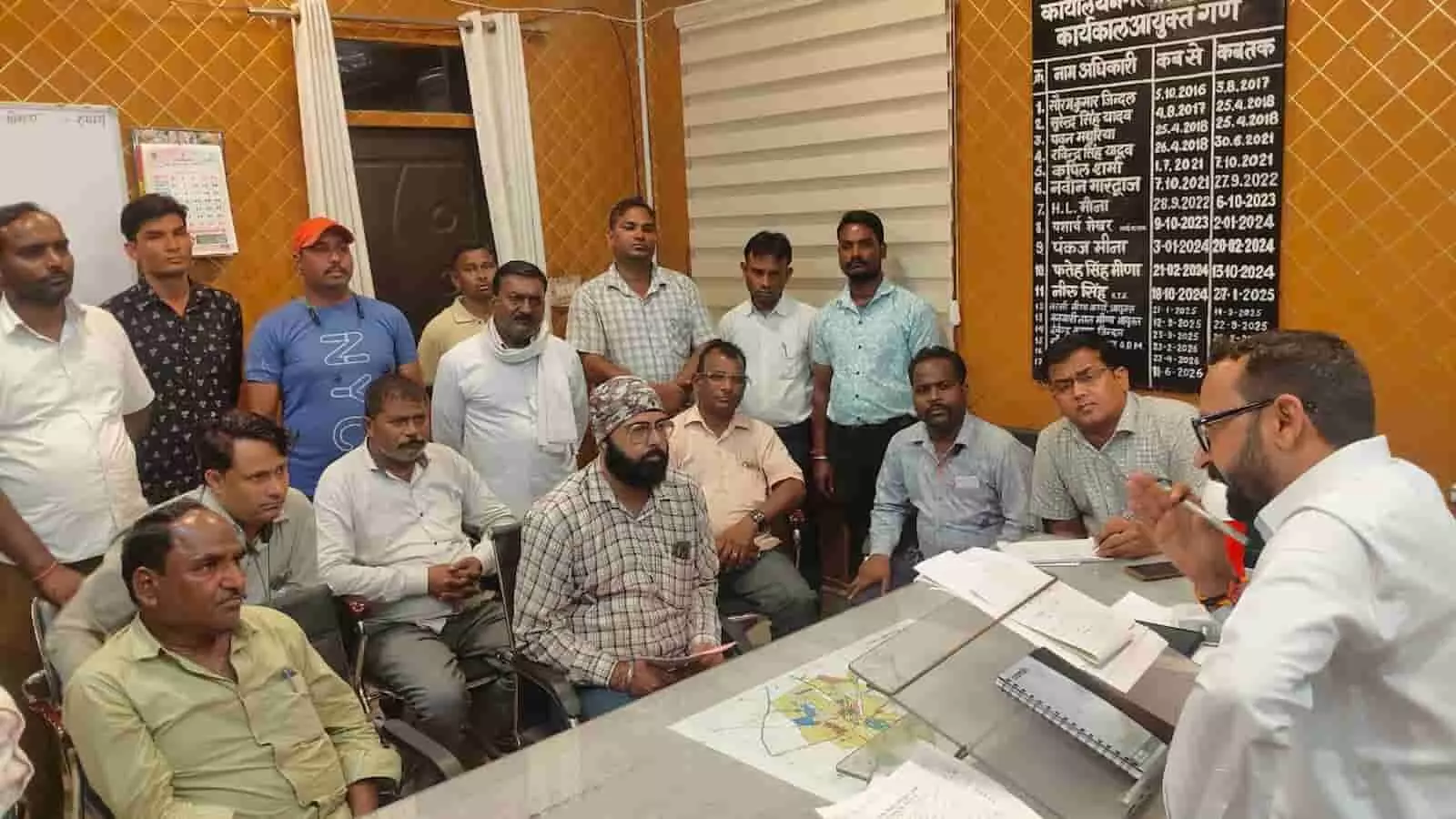 नगर परिषद कार्यालय में आयुक्त दलीप पूनिया अधिकारियों के साथ सफाई व्यवस्था की बैठक कर रहे हैं। नगर परिषद कार्यालय में आयुक्त दलीप पूनिया अधिकारियों के साथ सफाई व्यवस्था की बैठक कर रहे हैं।