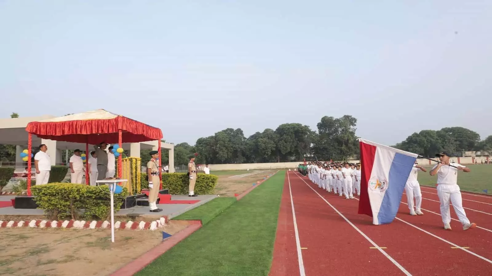 चित्तौड़गढ़ के सैनिक स्कूल ग्राउंड में राष्ट्रीय खेल प्रतियोगिता के उद्घाटन समारोह के दौरान मार्च पास्ट करते कैडेट्स। चित्तौड़गढ़ के सैनिक स्कूल ग्राउंड में राष्ट्रीय खेल प्रतियोगिता के उद्घाटन समारोह के दौरान मार्च पास्ट करते कैडेट्स।
