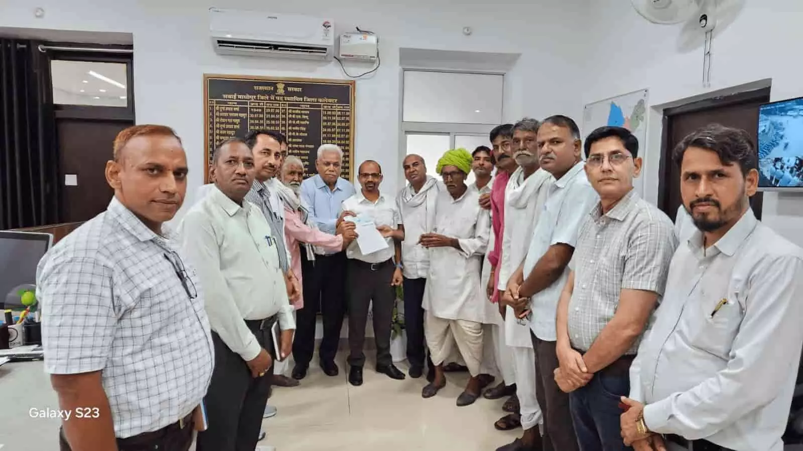 जिला कलक्टर को विद्यालय विकास सहयोग राशि का चेक सौंपते ग्रामीण और अधिकारी सवाई माधोपुर में। जिला कलक्टर को विद्यालय विकास सहयोग राशि का चेक सौंपते ग्रामीण और अधिकारी सवाई माधोपुर में।