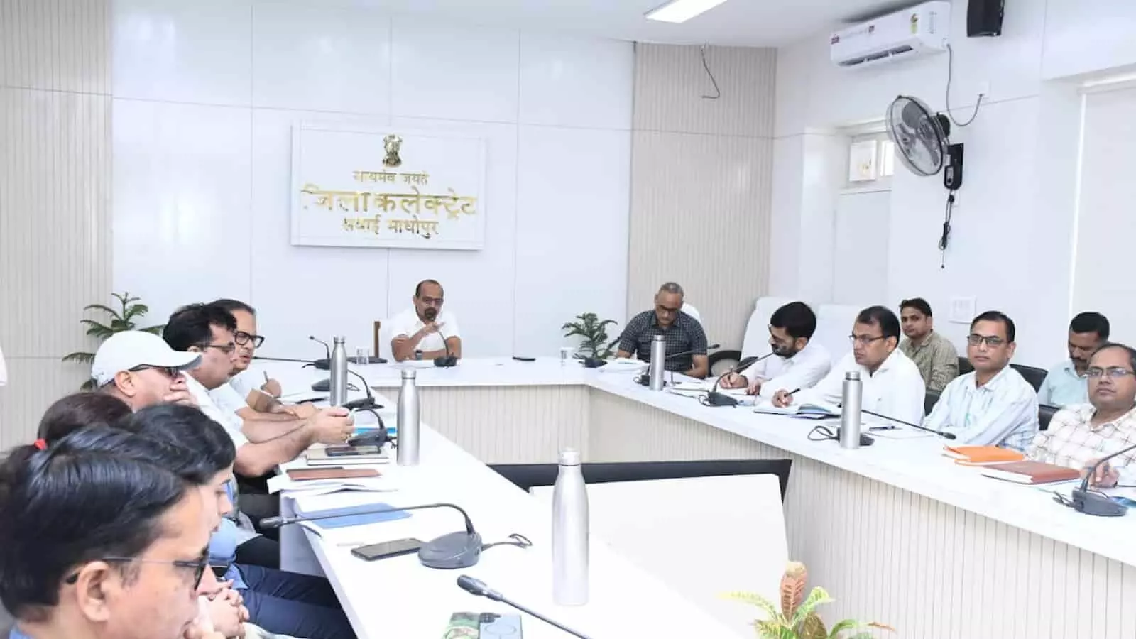 तस्वीर में जिला कलक्टर काना राम सवाई माधोपुर कलेक्ट्रेट सभागार में अधिकारियों की बैठक लेते दिख रहे हैं। तस्वीर में जिला कलक्टर काना राम सवाई माधोपुर कलेक्ट्रेट सभागार में अधिकारियों की बैठक लेते दिख रहे हैं।