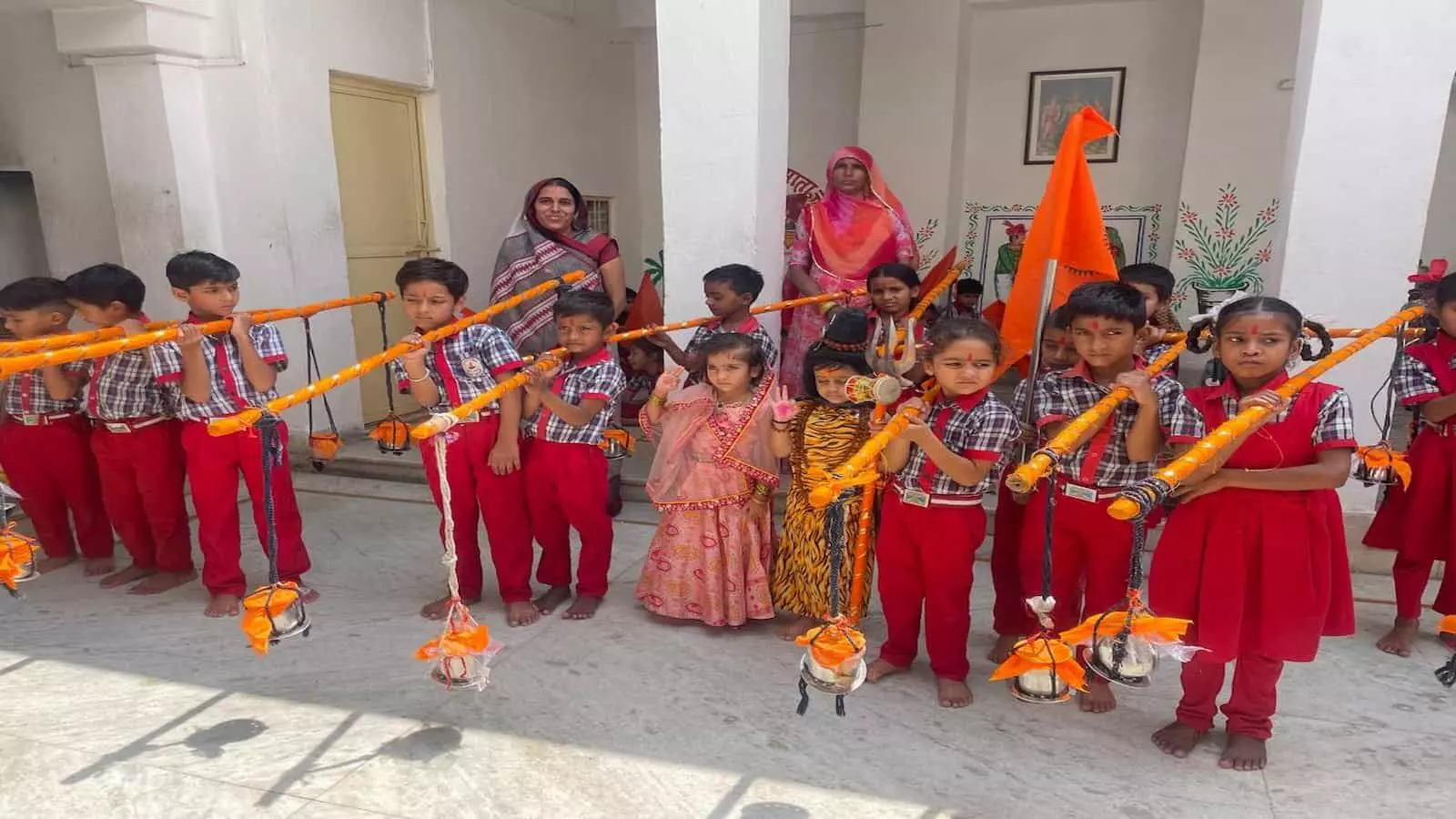 केलवा में कावड़ यात्रा के दौरान भगवान शिव की वेशभूषा में चलते स्कूली बच्चे केलवा में कावड़ यात्रा के दौरान भगवान शिव की वेशभूषा में चलते स्कूली बच्चे
